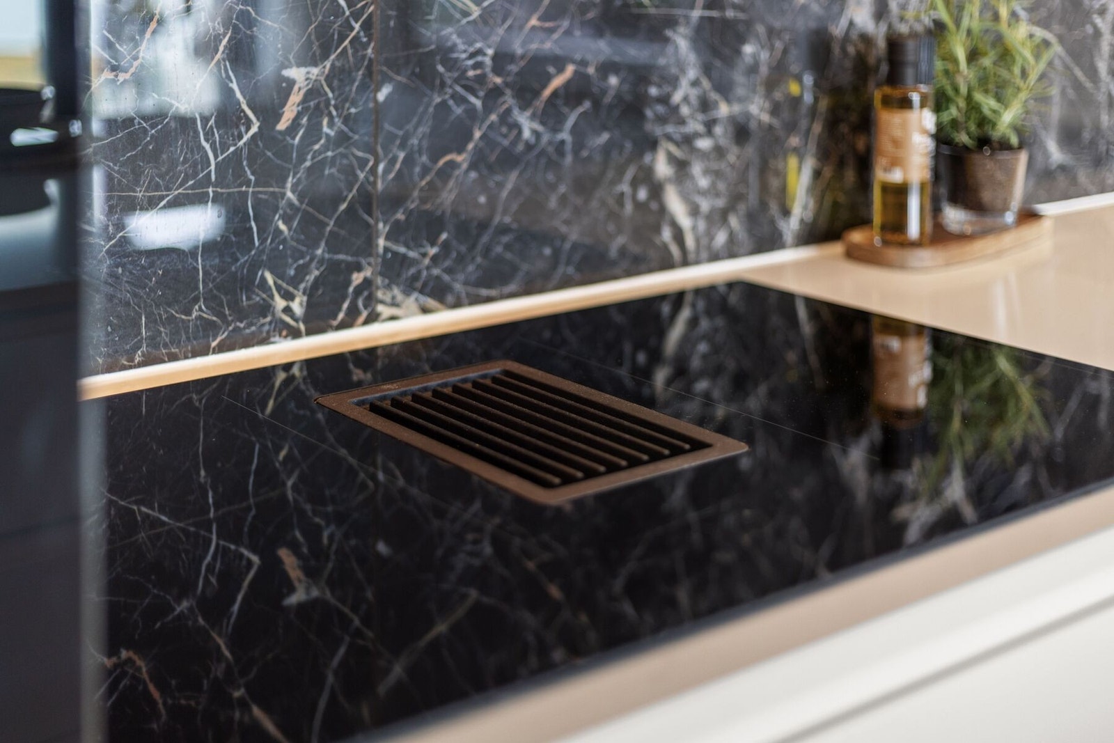 Smeg induksjonstopp med integrert ventilasjon. Galleribilde