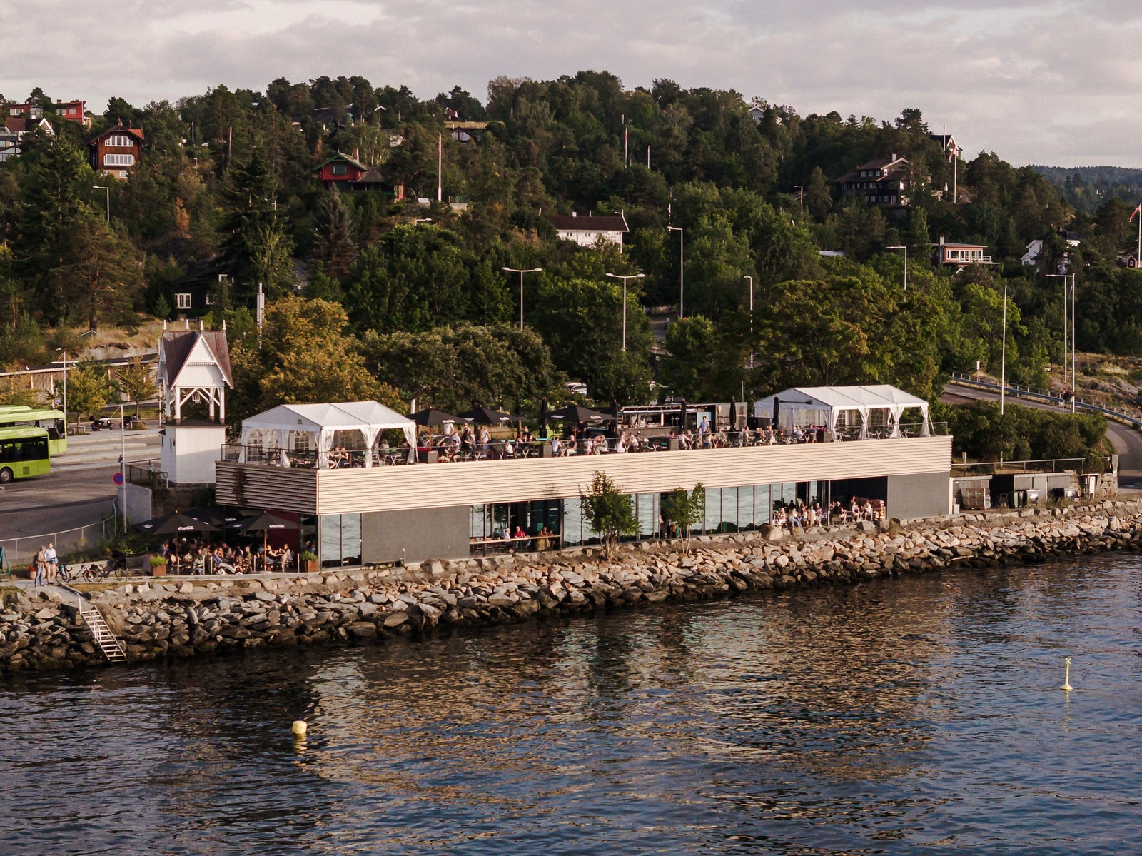 Populært serveringssted ved vannkanten med flott utsikt over Oslofjorden. Galleribilde