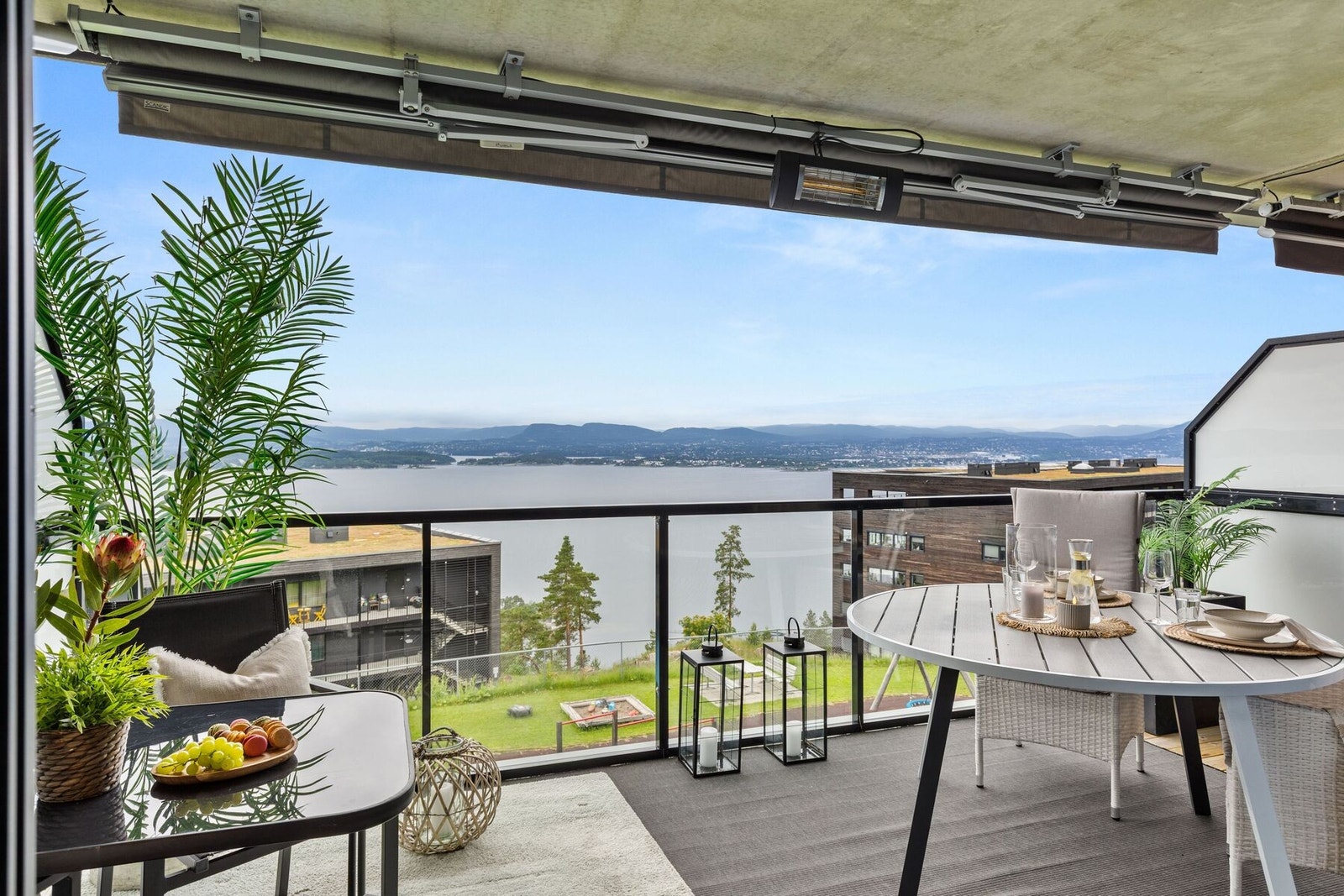 En fantastisk forlengelse av stuen - her nytes rolige morgener og lange sommerkvelder med utsikt over Oslofjorden. Galleribilde
