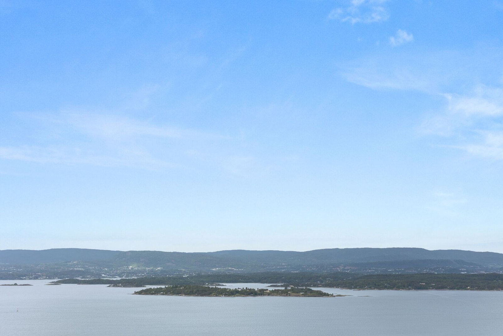 Et utsyn som setter rammen for hverdagen - med fjord, øyer og vakre landskap i horisonten. Galleribilde