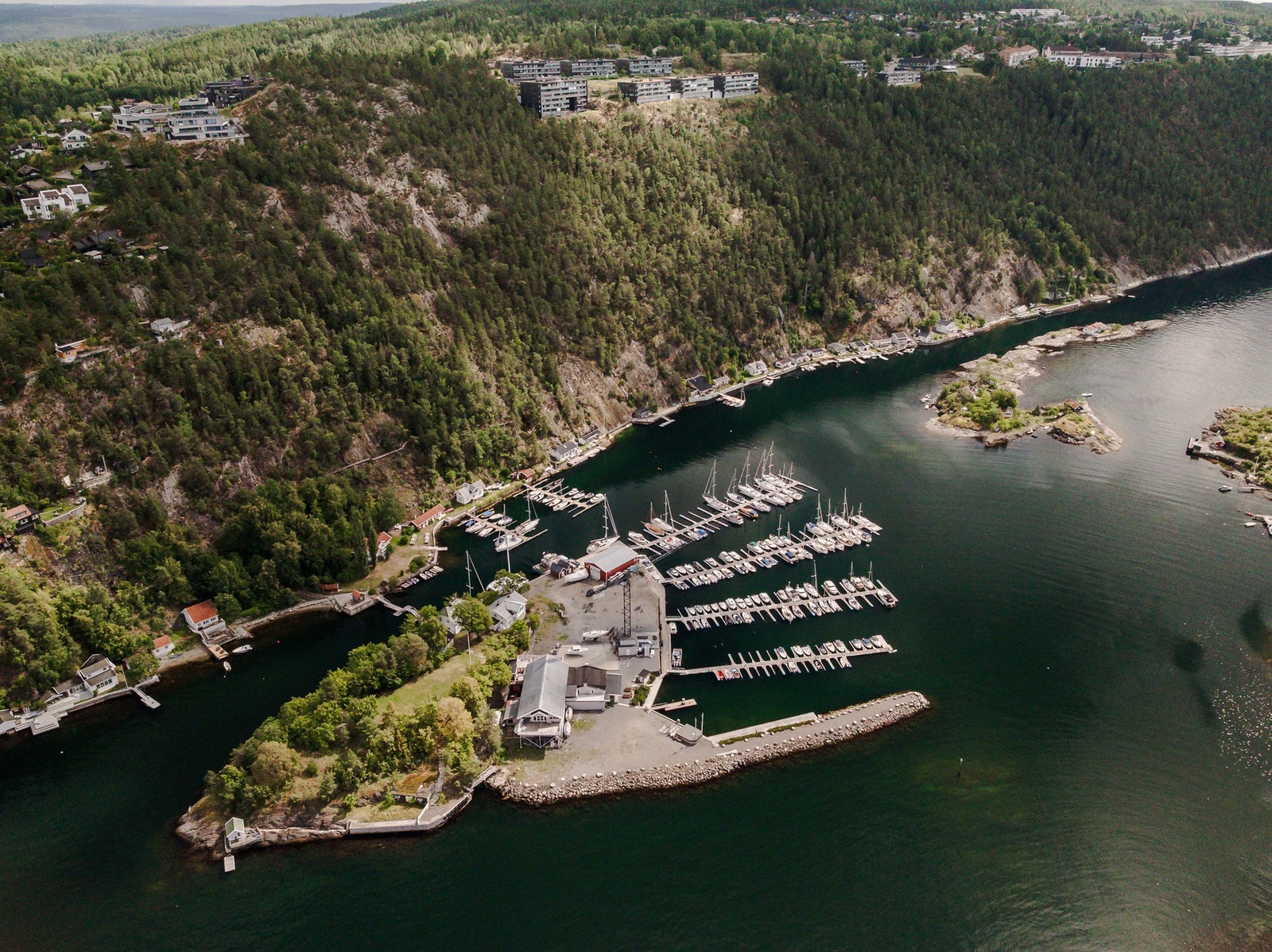 Populært utfartsområde ved Oslofjorden med marina, servicetilbud og direkte tilgang til den vakre kyststien. Galleribilde