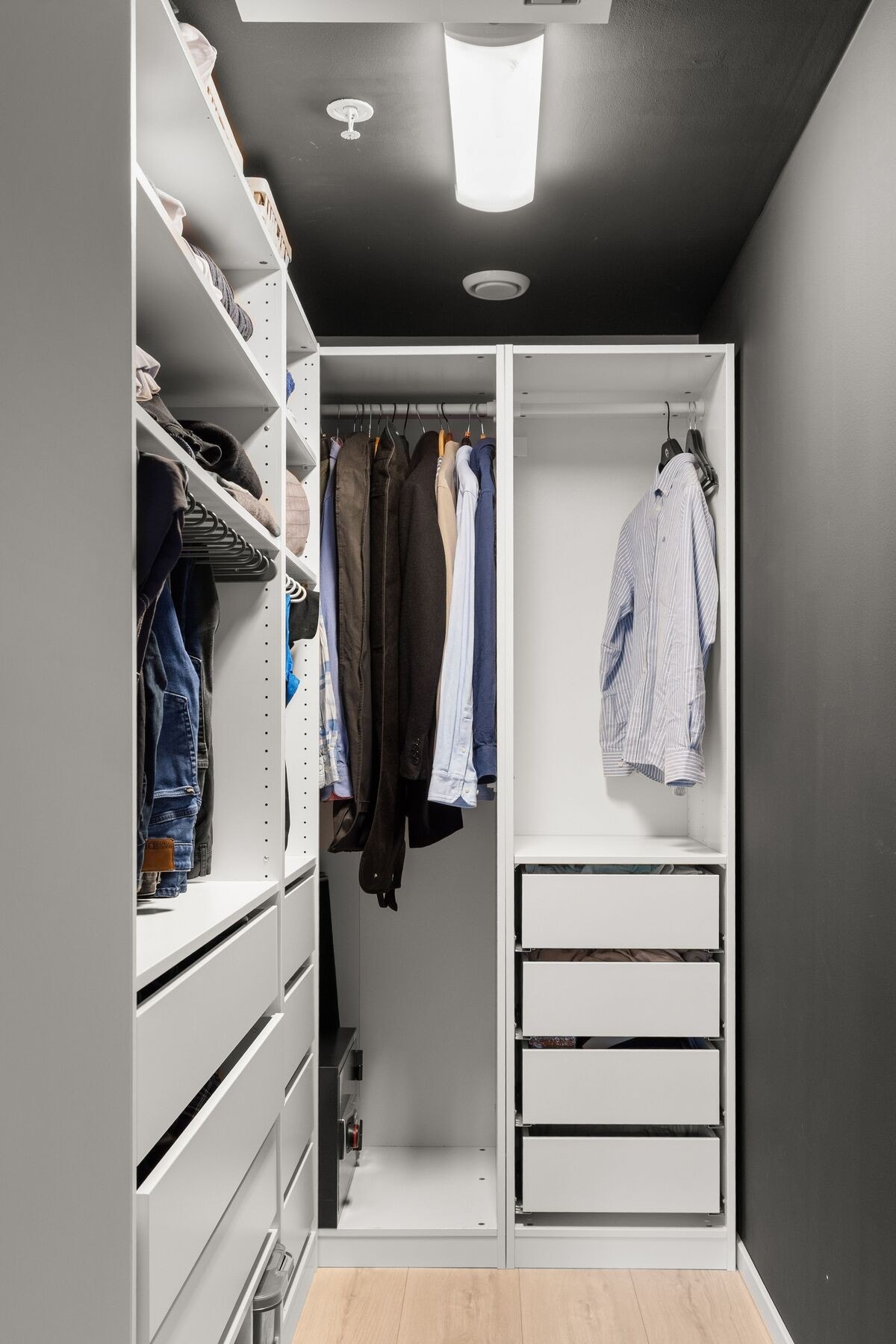 Praktisk walk-in closet innredet med skuffer, hyller og gode oppbevaringsløsninger. Galleribilde