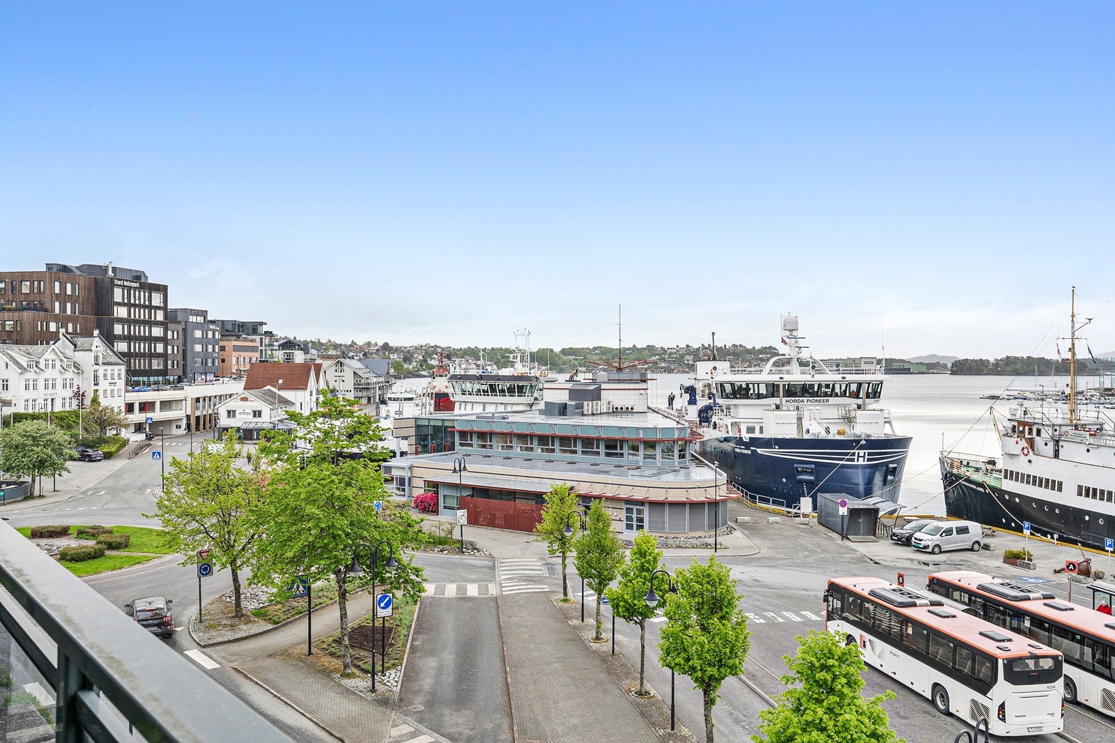Leiligheten har en attraktiv beliggenhet i Leirvik sentrum. Galleribilde