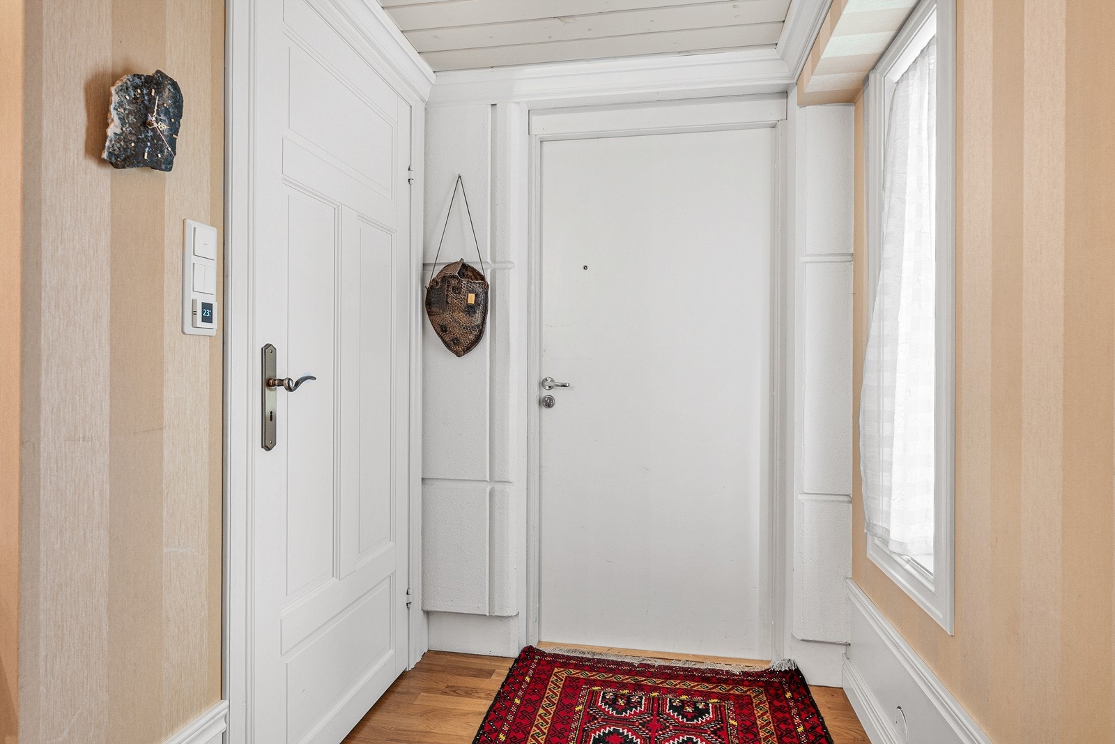 Velkommen inn i en trivelig entrè. Galleribilde