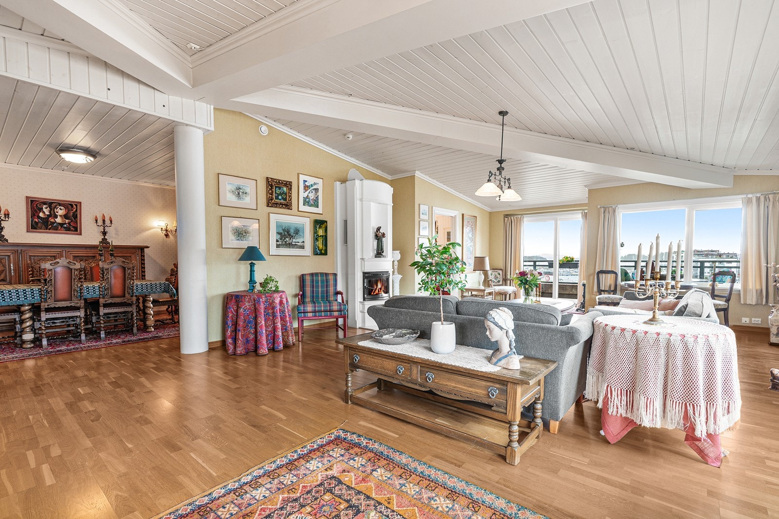 Lys og romslig stue med gode innredningsmuligheter. Galleribilde