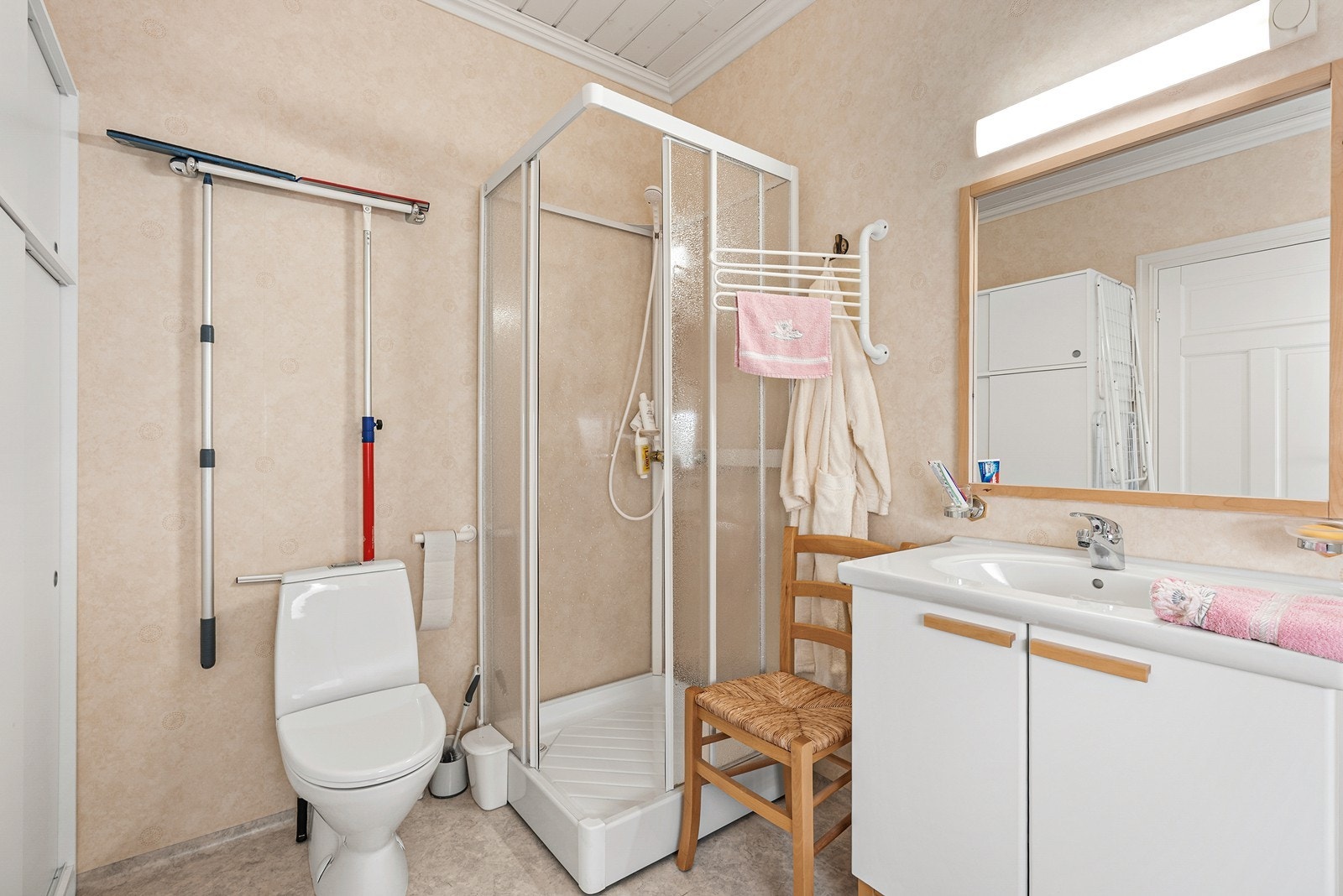 Det andre badet er innredet med baderomsinnredning med servant, toalett og dusjkabinett. Galleribilde