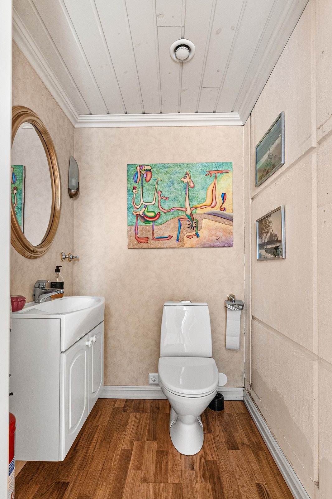 Eget gjestetoalett innredet med toalett og servant. Galleribilde