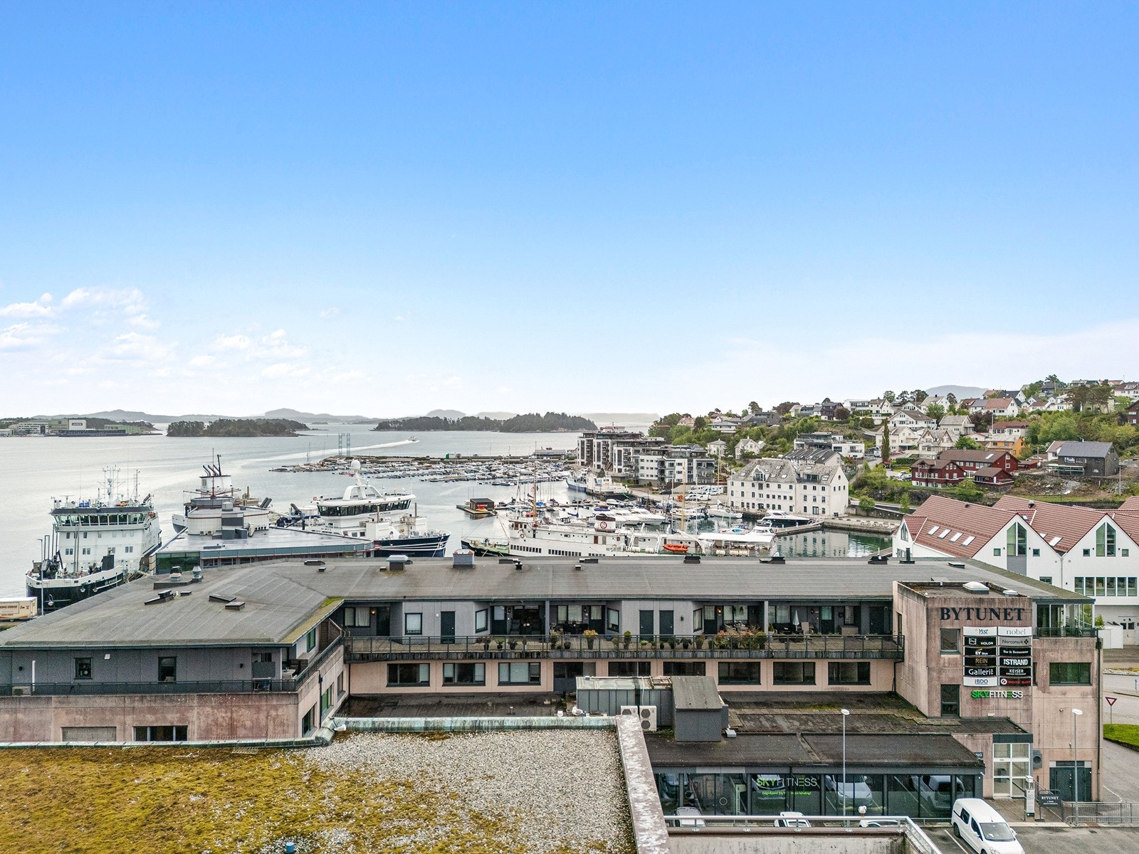 Sentral og fin beliggenhet ved havnen i Leirvik sentrum. Galleribilde
