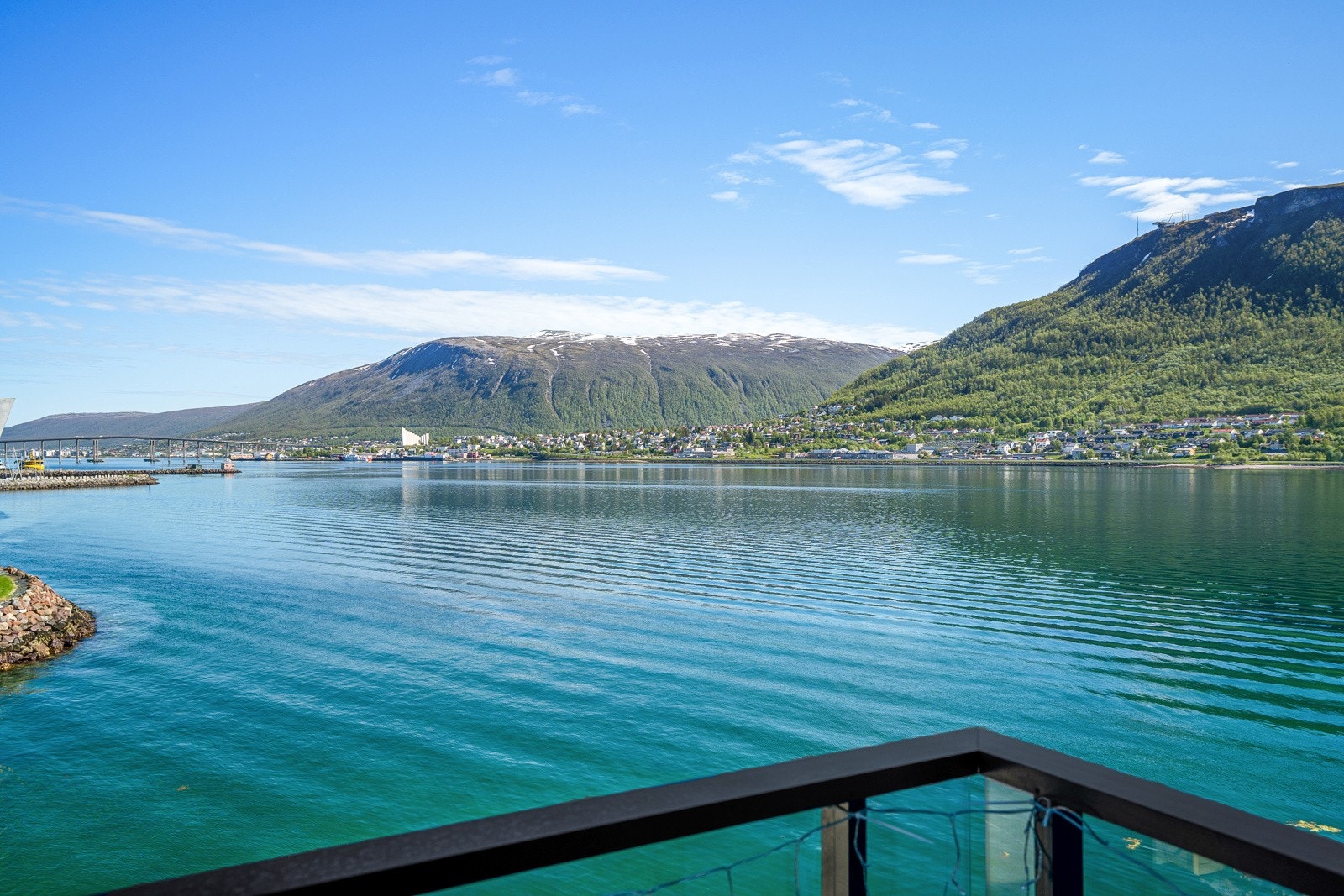 Leiligheten ligger på hjørnet i 3. etasje og nyter fantastisk utsikt mot brua og Ishavskatedralen.