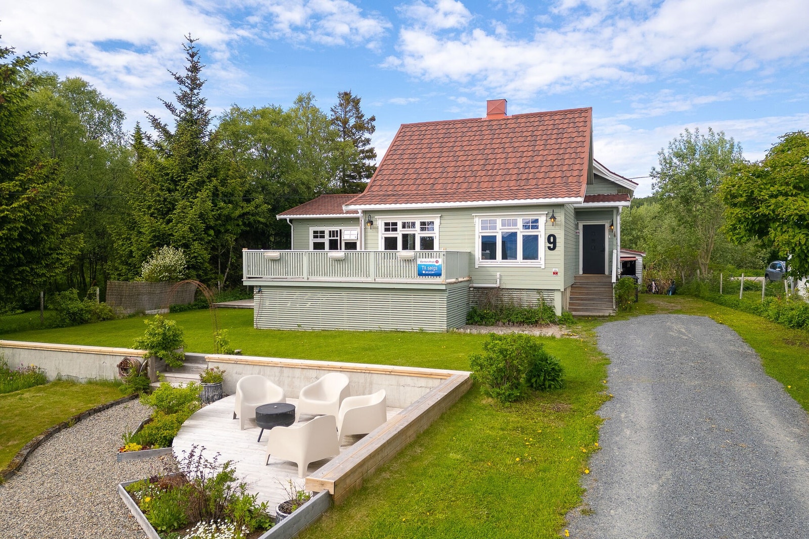 Innkjørsel og gårdsplass med grus. Galleribilde