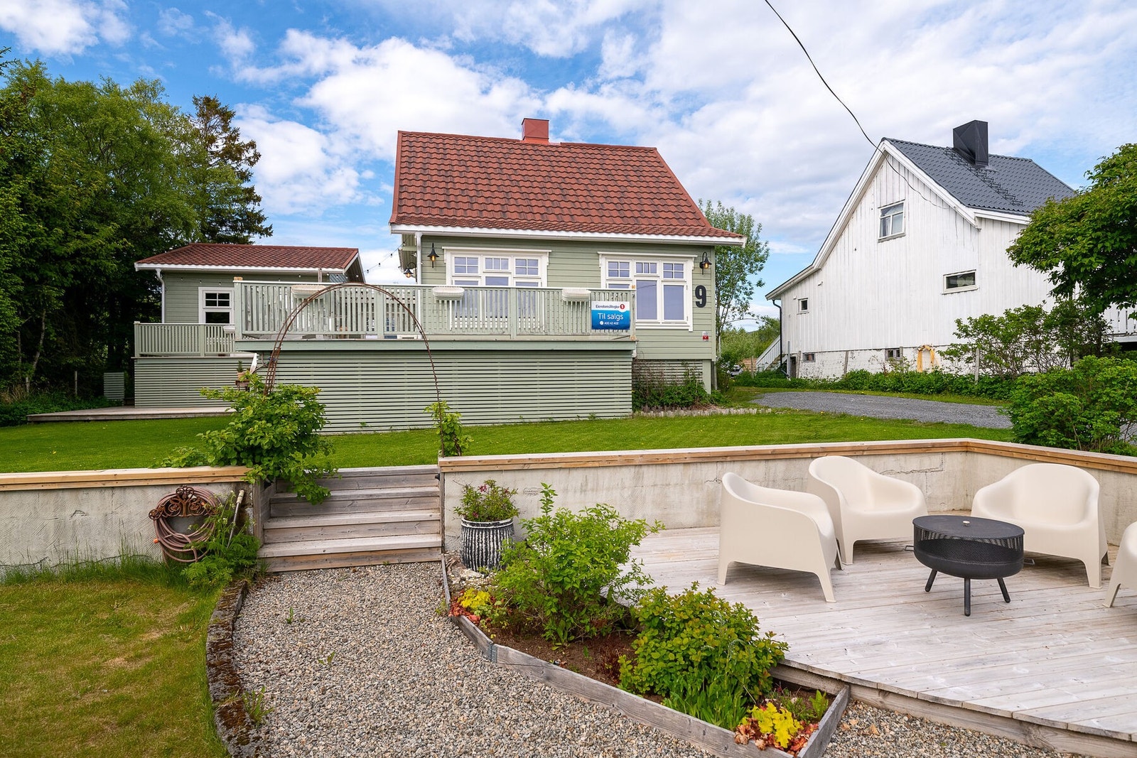 Eiendommen har en stor terrasse på 60 kvm med utgang fra stuene. Galleribilde