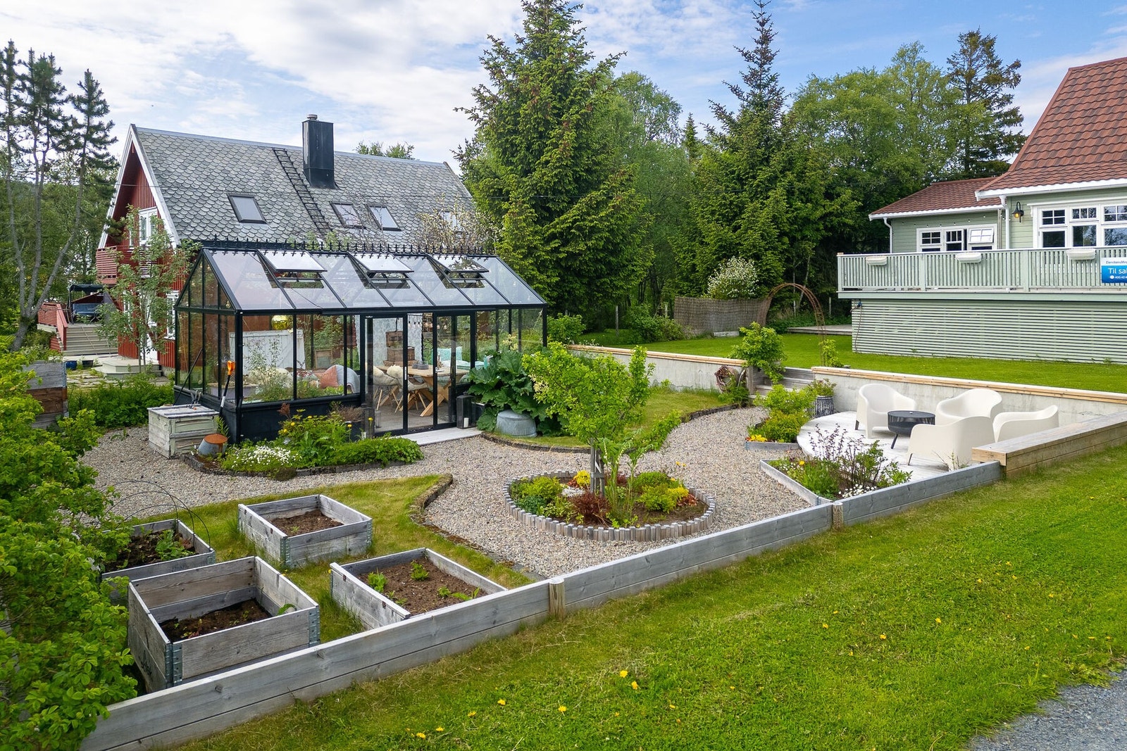 En stor familiebolig med en pent opparbeidet og solrik tomt på 1436 kvm. Eiendommen er betydelig modernisert, med blant annet nytt tak i 2019 og ny kledning på hovedhuset i 2018. Galleribilde