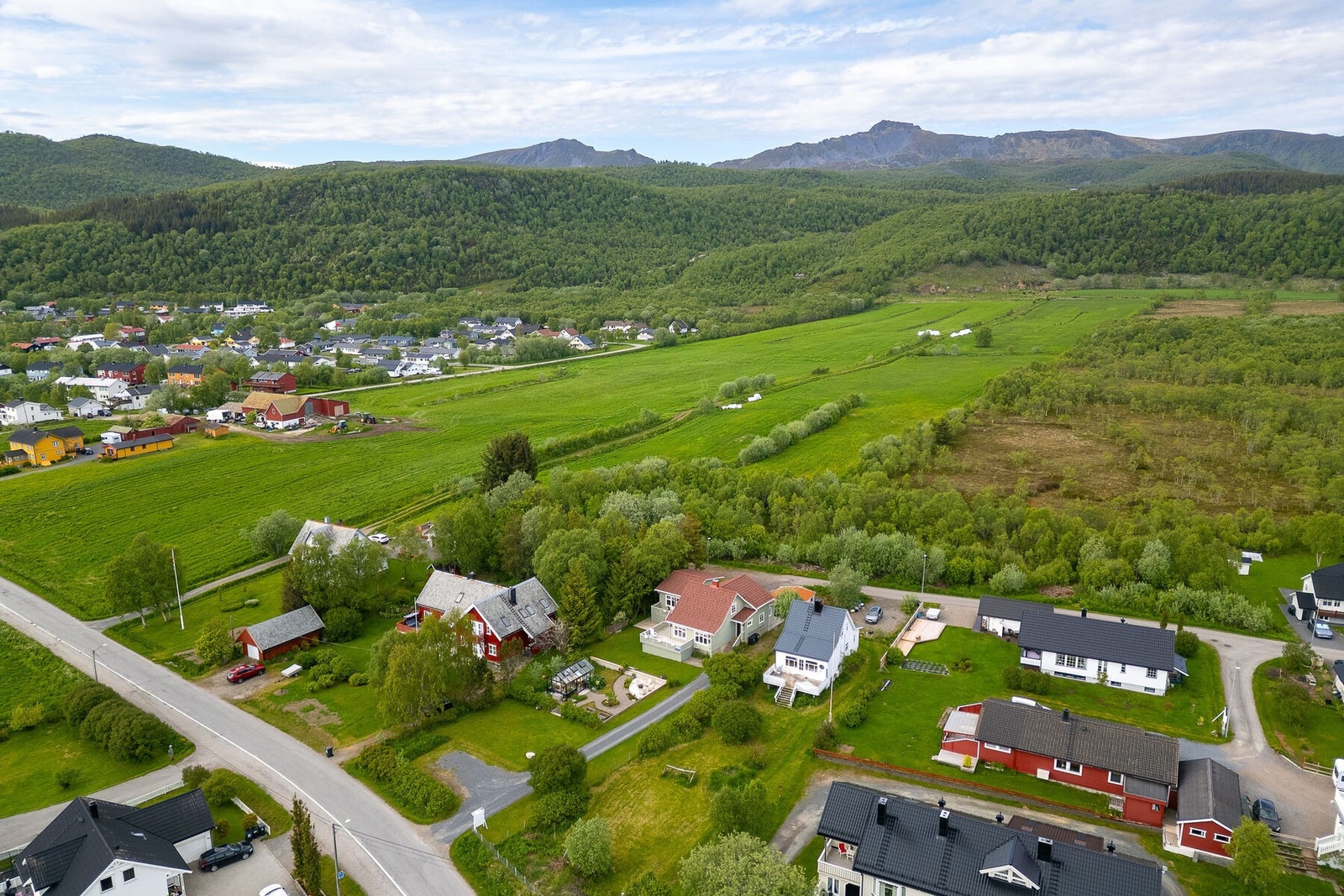 Oversikt over eiendommen og nærområdet. Galleribilde