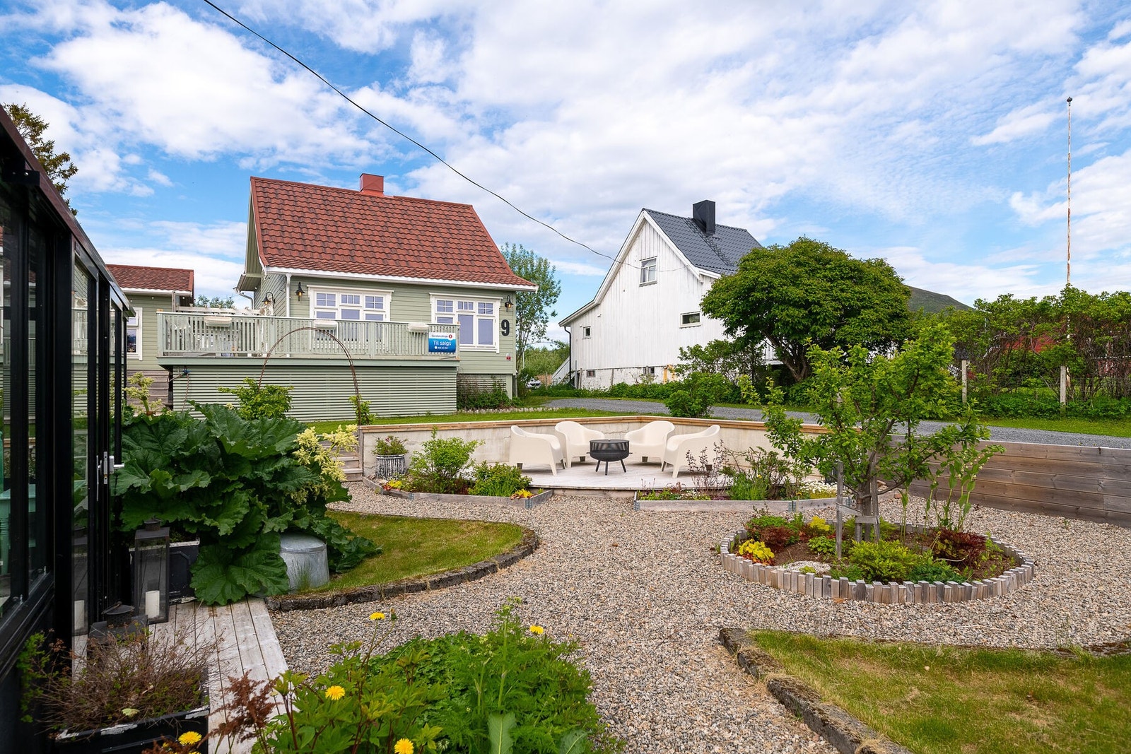 Velkommen til Gulstadveien 9! Foto: Lunde Image - Hagen er pent opparbeidet med plen, grusstier og beplantning. Galleribilde