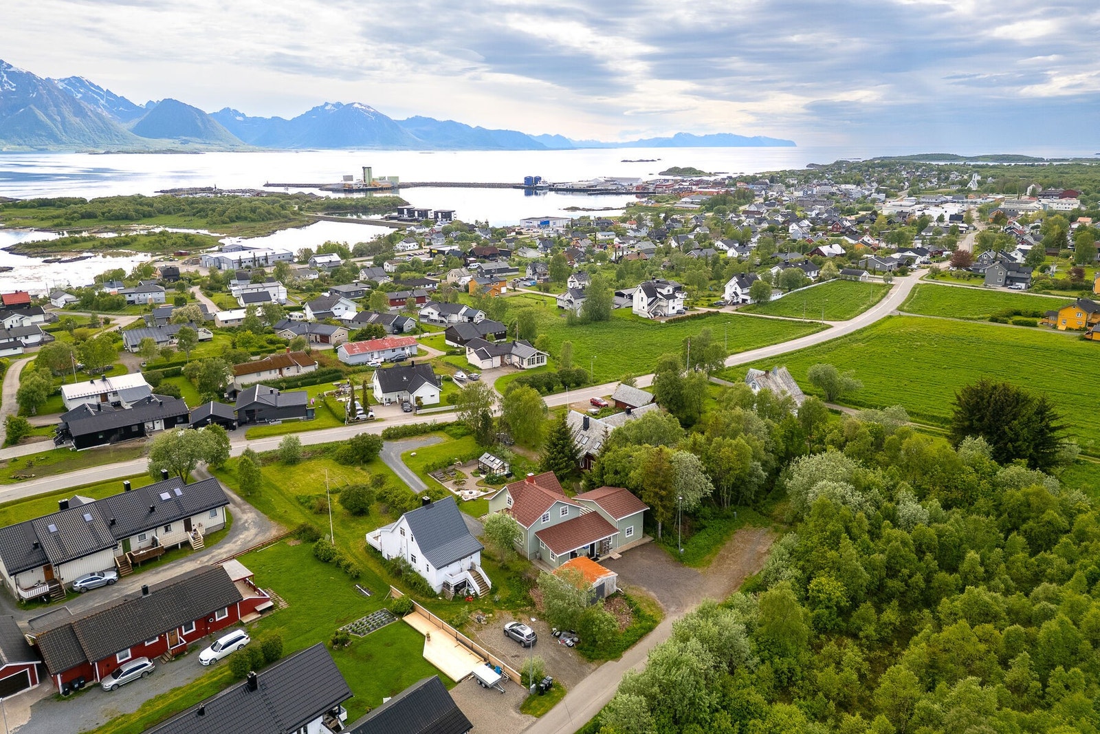 Eiendommen ligger i et etablert og barnevennlig boligområde på Melbu. Galleribilde