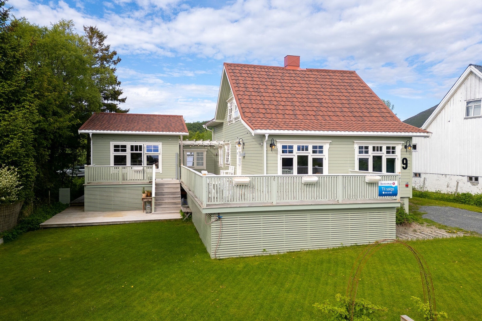 Boligen ble tilbygget i 2019, og det ble samtidig bygget en ny veranda rundt huset. Galleribilde
