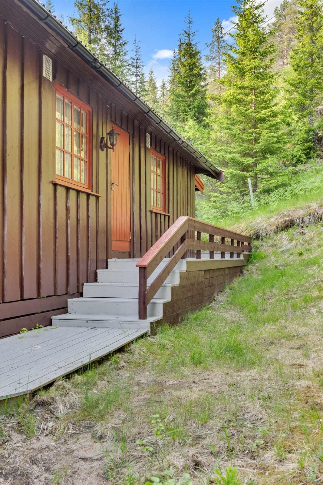 Inngangspartiet har en praktisk trapp og gangbane som gir enkel tilgang til fritidsboligen. Galleribilde