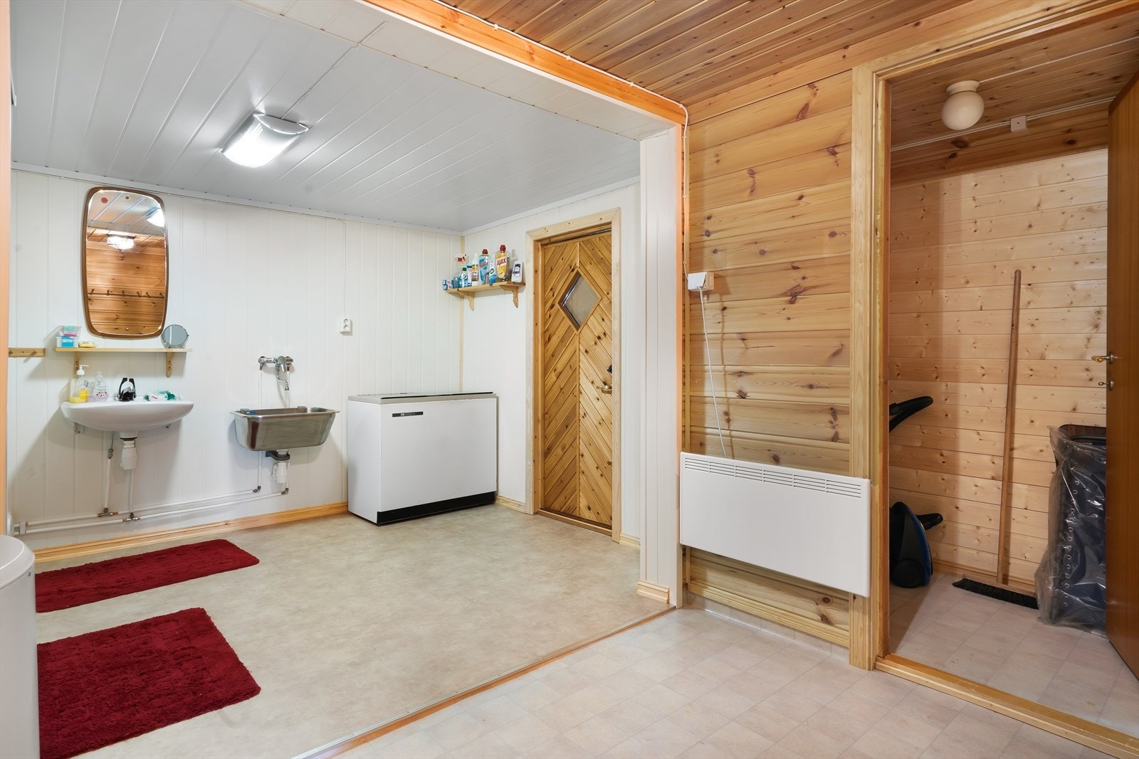 Naturlig ventilasjon er oppgitt, og det er tilrettelagt for elektrisk panelovn som varmekilde. Galleribilde