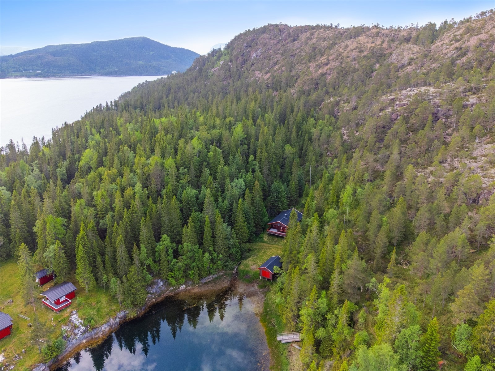 Eiendommen har en naturskjønn beliggenhet med nærhet til sjø og omkransende skog. Galleribilde