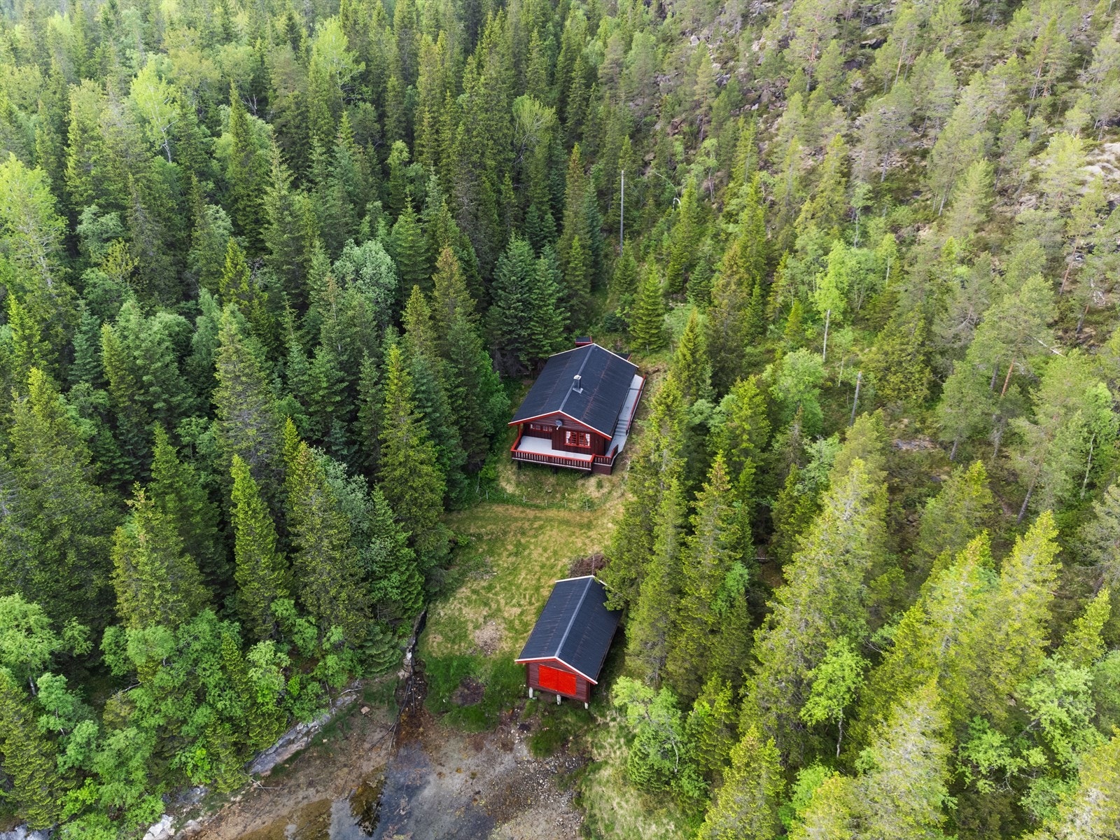 Boligen er omringet av skog og har en fredelig plassering i terrenget. Galleribilde