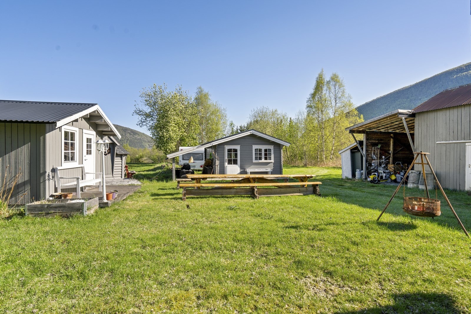 Den store, eldre låvebygningen gir rikelig med lagringsplass og har en påbygget carport. Galleribilde