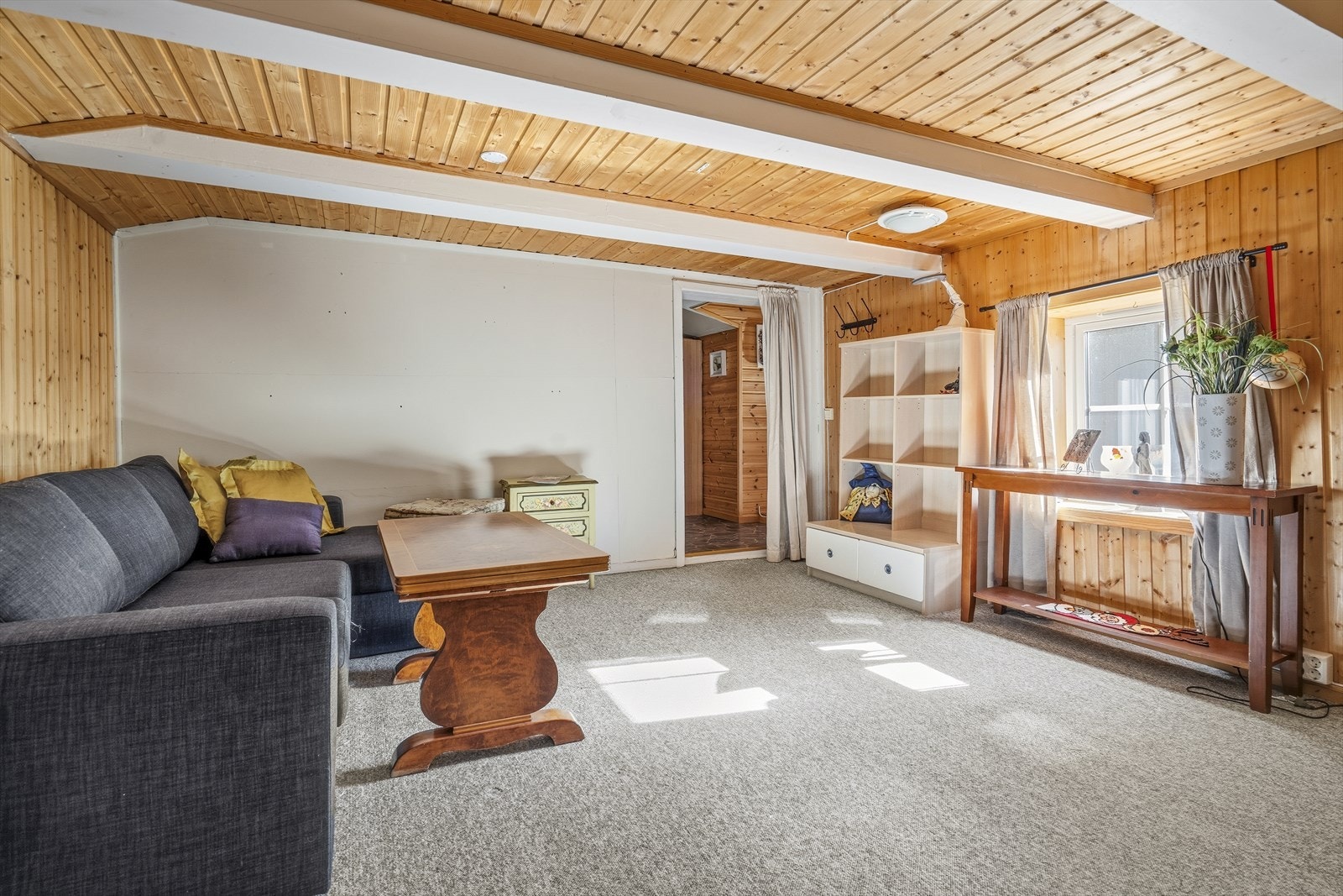 Stuen har god plass til en sofagruppe og TV, enten vegghengt eller på benk. Galleribilde