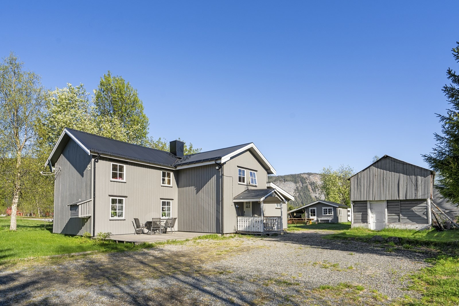 Dette er et hjem med historie fra 1880-tallet, på en stor eiertomt på over 3,7 mål. Galleribilde