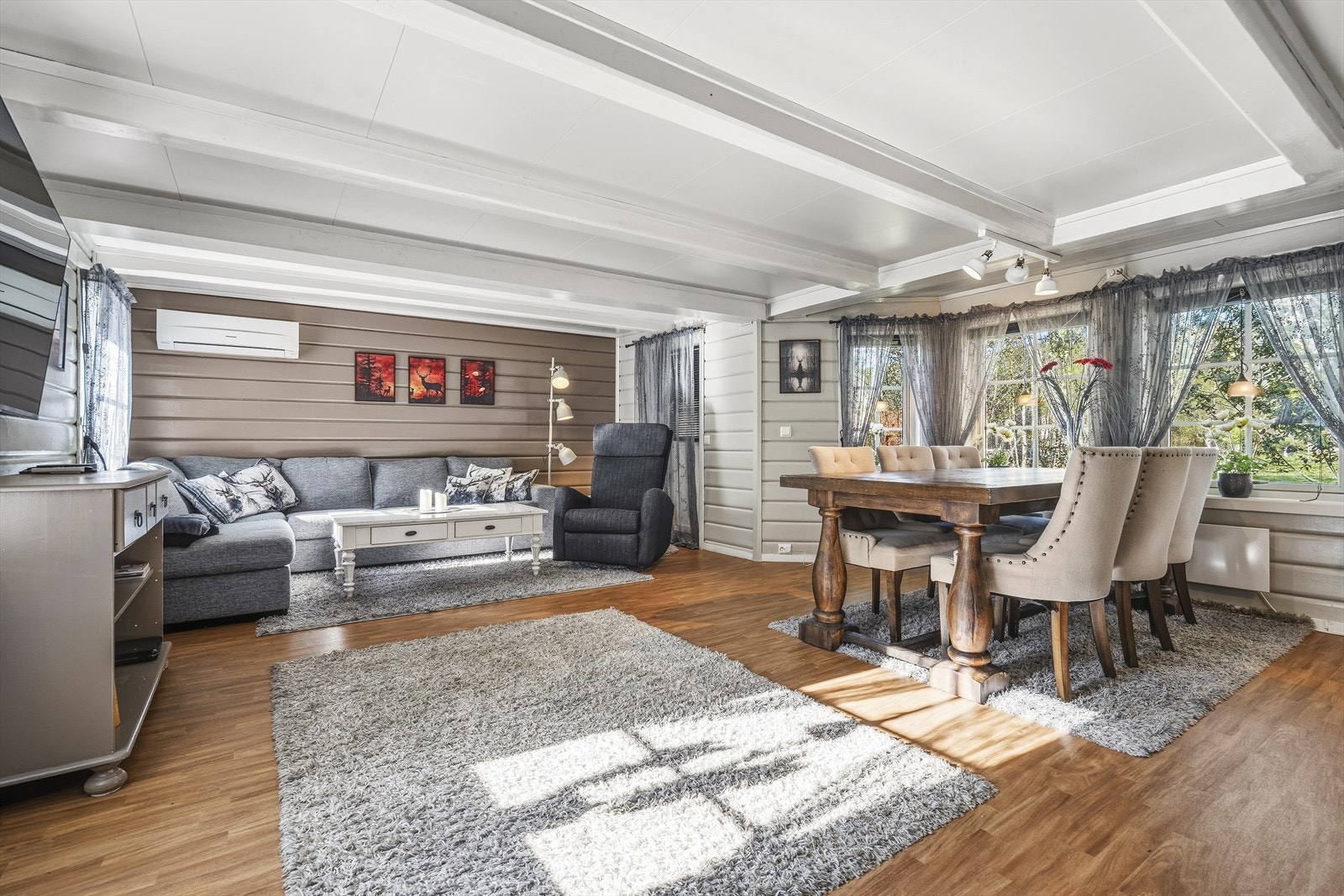 Man har plass til sofagruppe i enden av stuen. Galleribilde