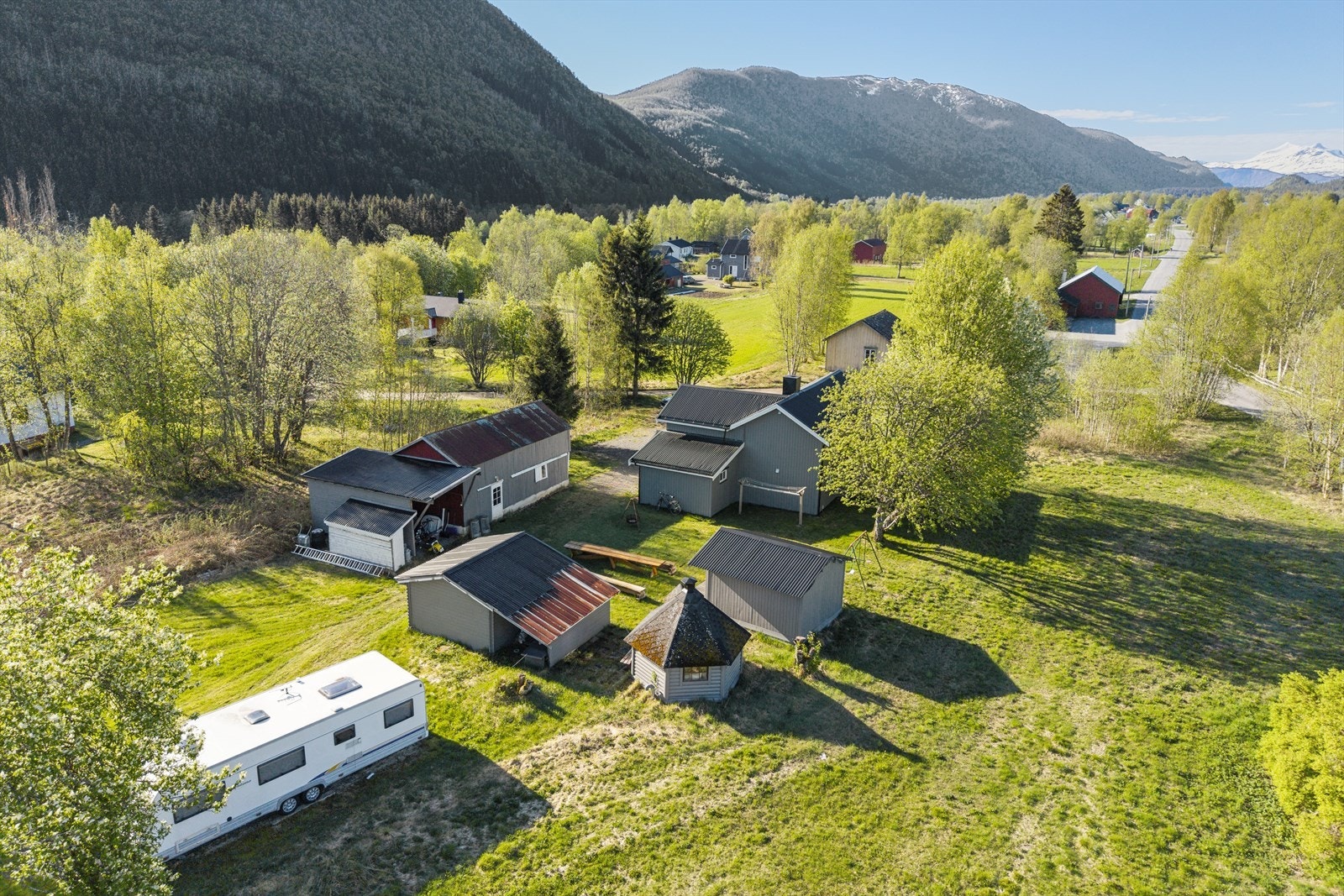 Fra eiendommen er det kort vei til servicetilbud. Galleribilde
