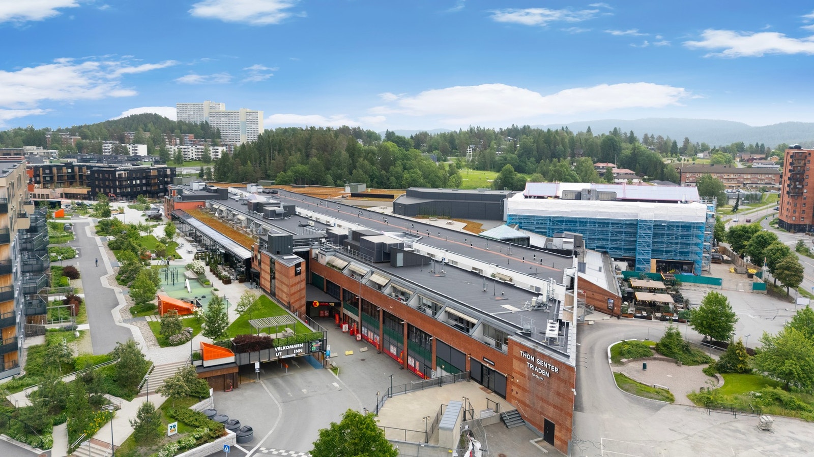 Fra boligen er det kort gangavstand til Triaden kjøpesenter med et bredt utvalg av butikker, serveringssteder, etc. Galleribilde