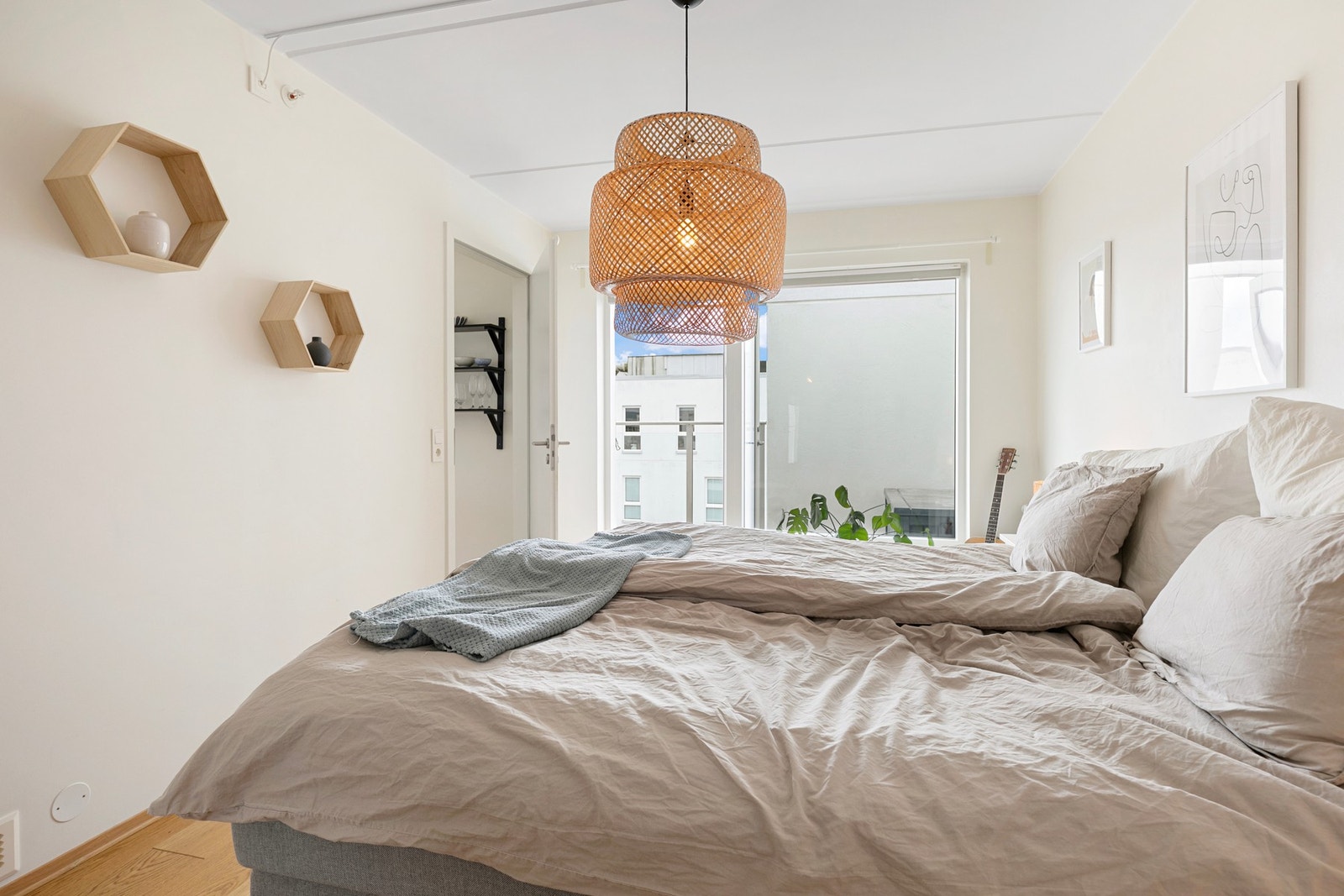 Lyst, luftig og trivelig soverom. Fra rommet er det direkte utgang til balkongen Galleribilde