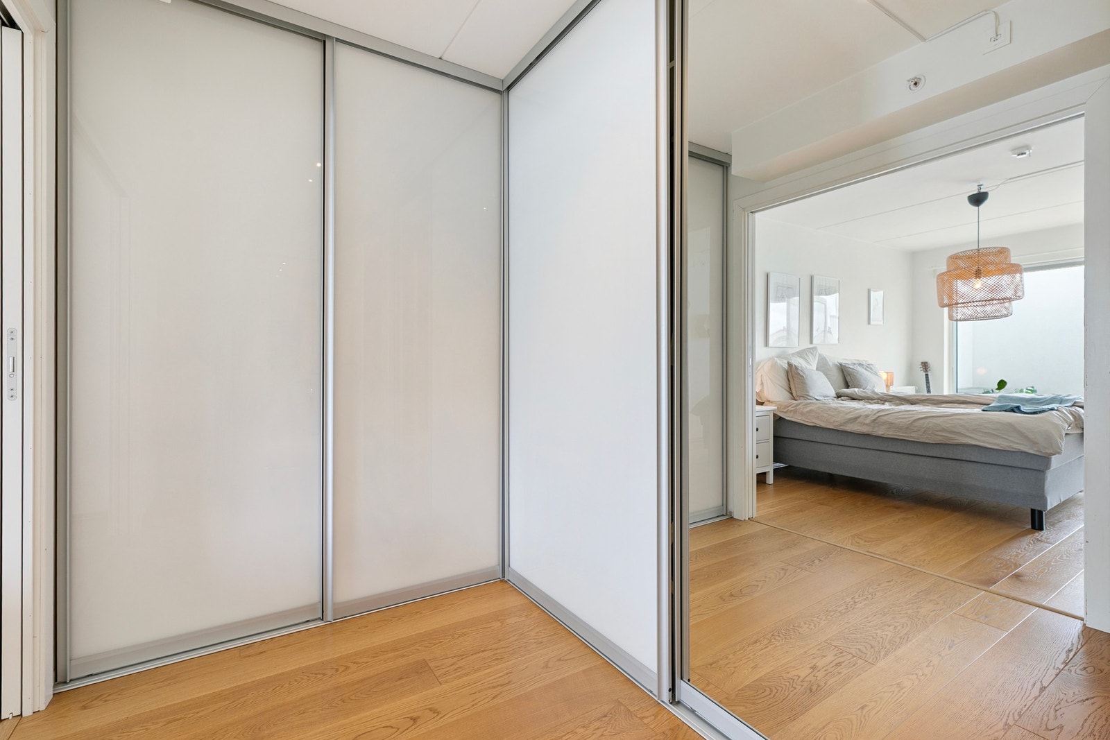 Stort garderoberom (walk in closet) med rikelig med skapplass/oppbevaringsmuligheter i den store skyvedørsgarderoben Galleribilde