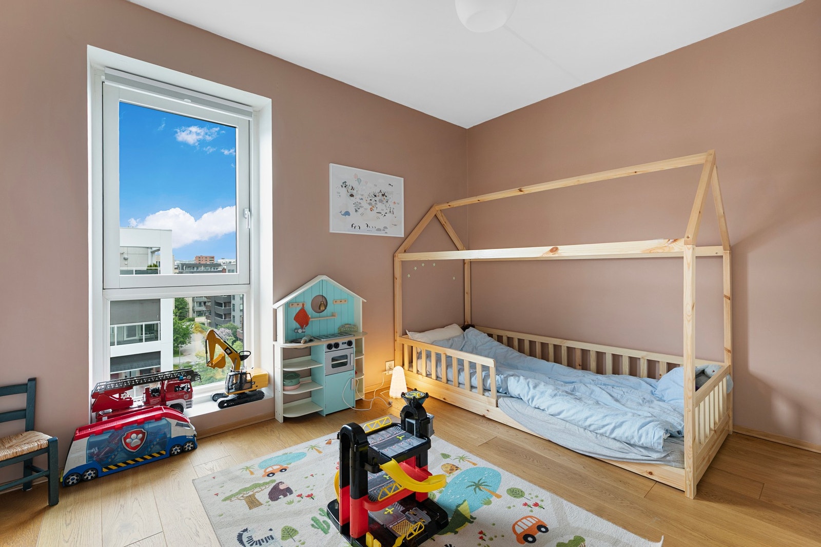 Soverom 2 - lyst og trivelig. Rommet har god plass til enkeltseng, skrivebord, kommode og garderobeløsning Galleribilde