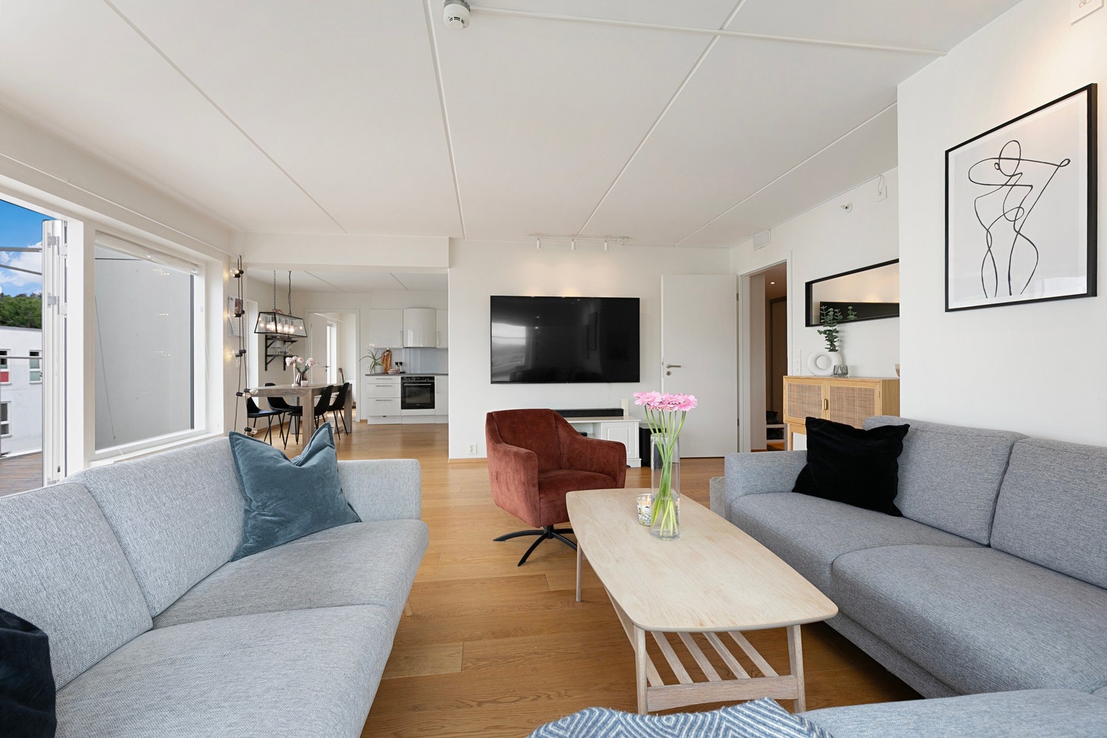 I stuen er det god plass til sofagruppe, stuebord, tv-møblement, m.m. Galleribilde