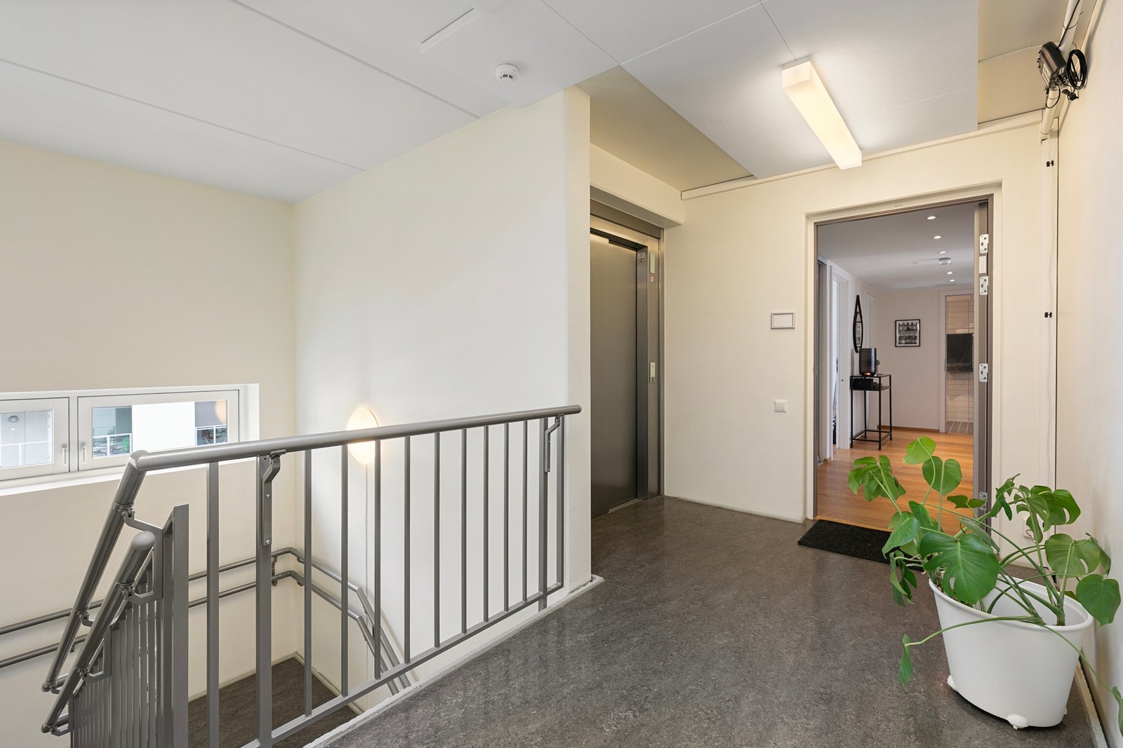 Heisen, som går til alle etasjer, stopper rett ved inngangsdøren til leiligheten. Det er kun én leilighet i denne etasjen Galleribilde