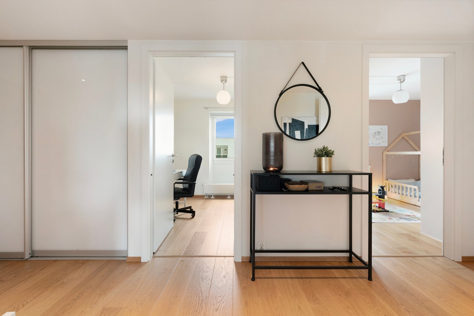I entréen er det en romslig skyvedørsgarderobe som gir god plass til oppbevaring av yttertøy og sko Galleribilde