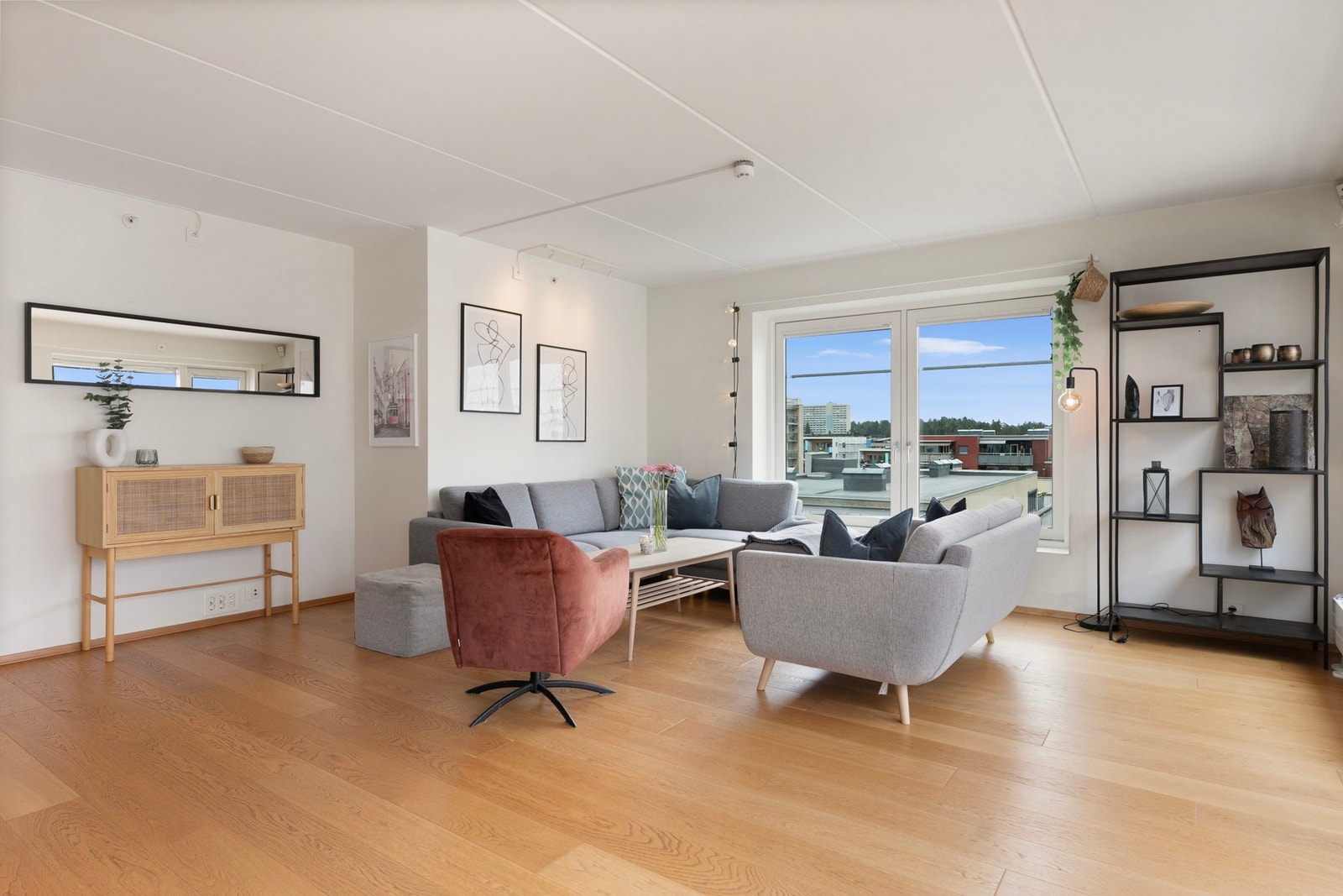 Lys, pen og romslig stue med store vindusflater som slipper inn godt med naturlig lys Galleribilde