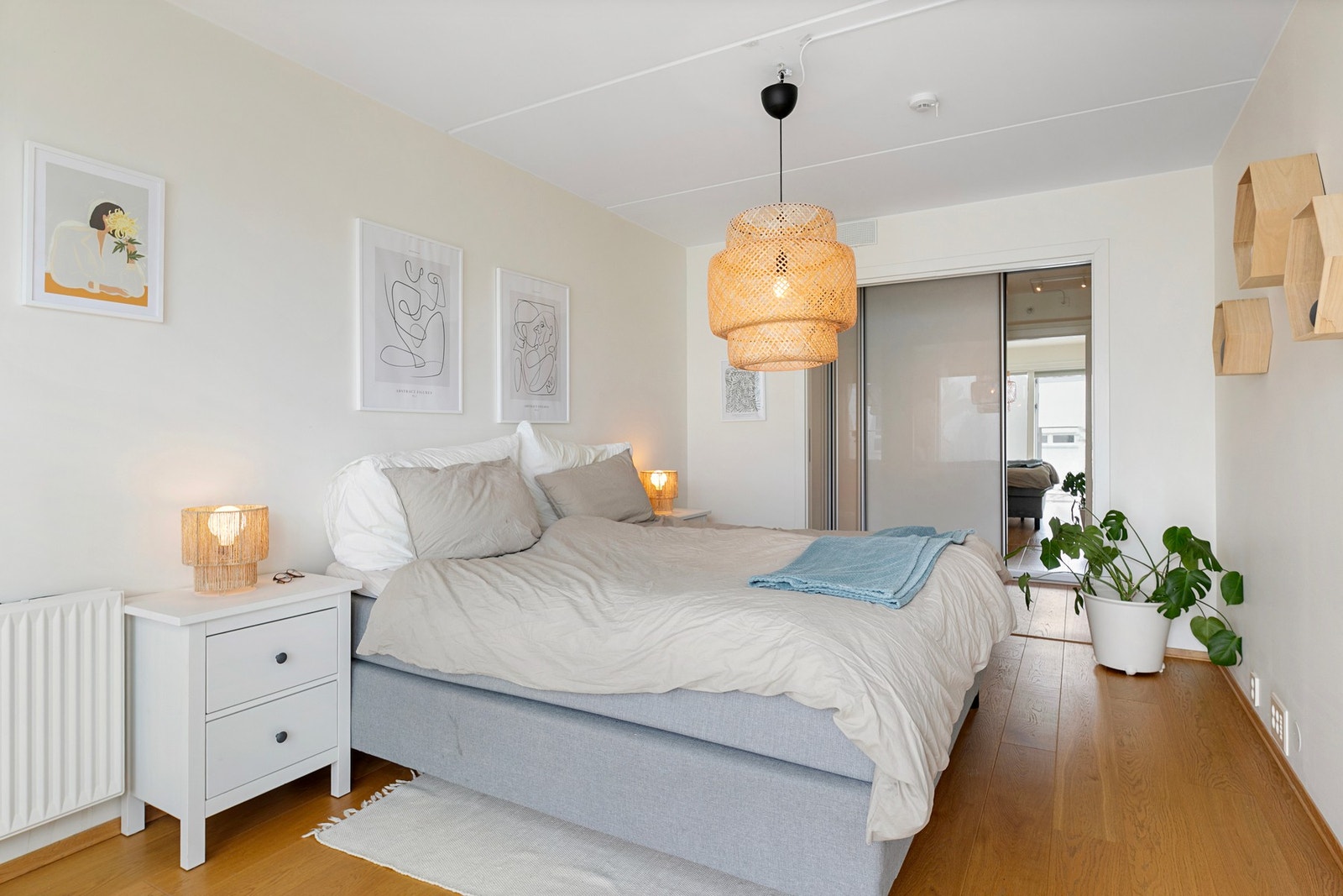 Soverom 3 (hovedsoverom) - Lyst og luftig med god plass til dobbeltseng, nattbord, kommoder, etc. Via soverommet er det direkte adgang til et stort garderoberom (walk in closet) samt baderom 2 (en suite) Galleribilde