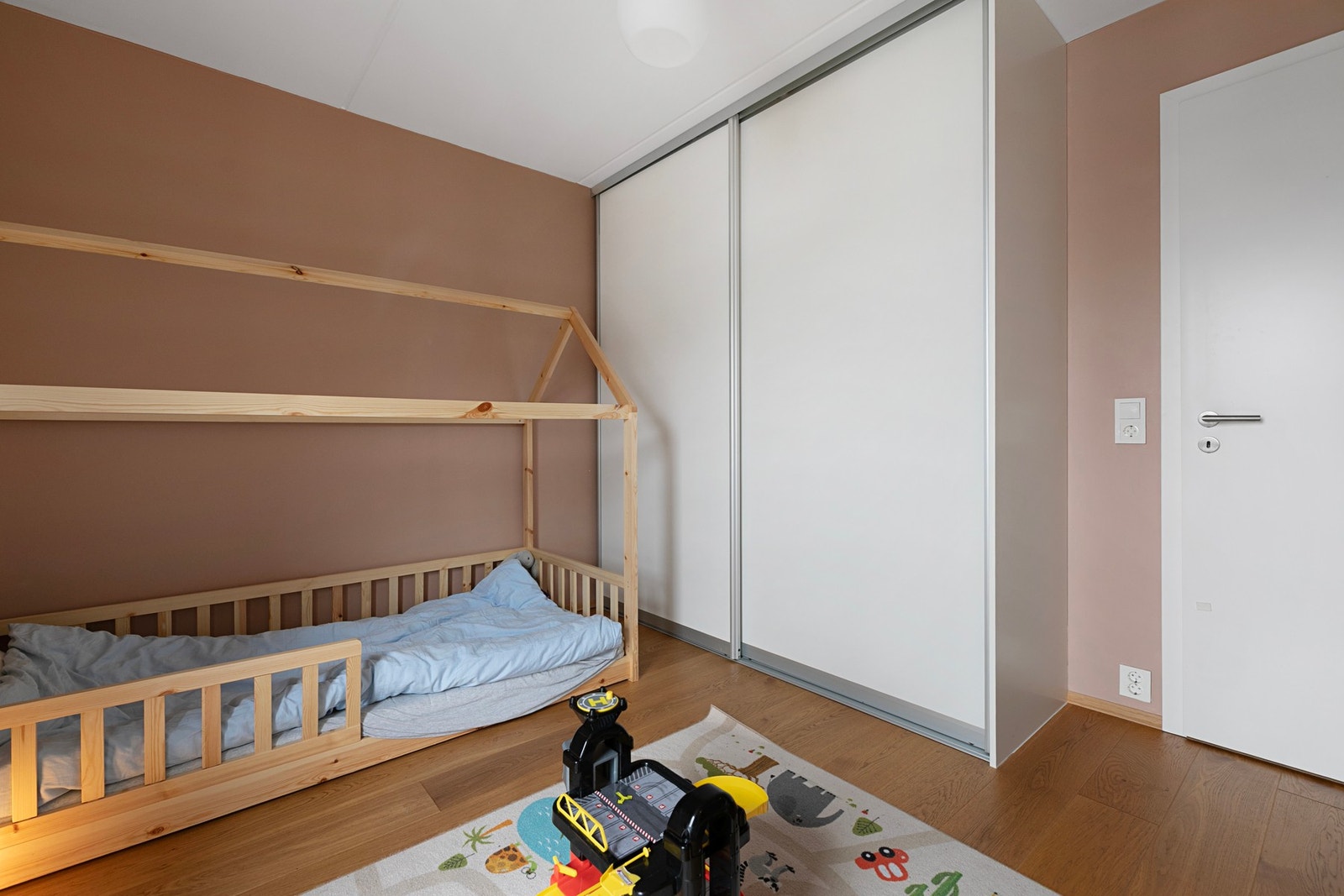 Romslig skyvedørsgarderobe på soverom 2 Galleribilde