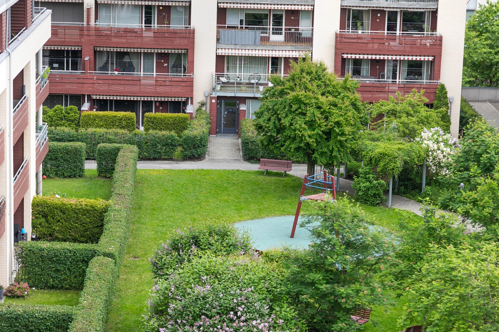 I sameiet er det pent opparbeidede fellesarealer med plenområder, div. beplantning, lekeplass og sittegrupper/benker Galleribilde