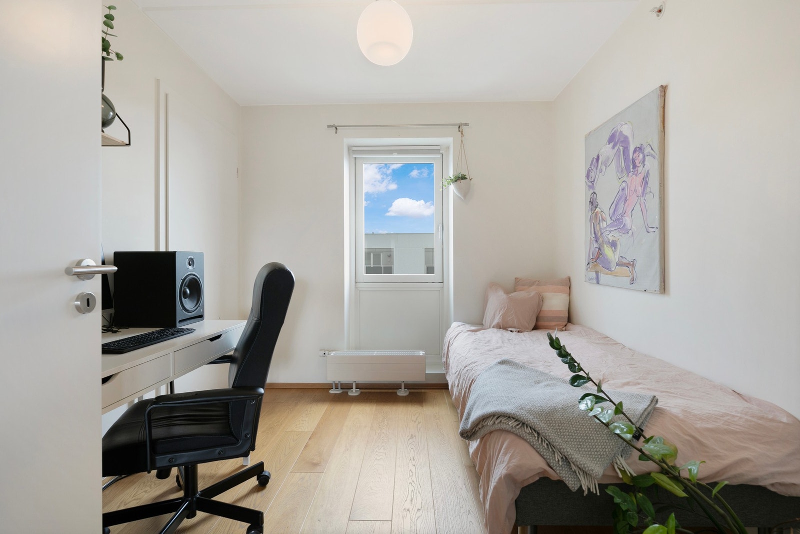 Soverom 1 - lyst og trivelig. Rommet har god plass til enkeltseng, skrivebord, kommode og garderobeløsning. Rommet gir også adkomst til boden i leiligheten. Rommet kan også fint fungere som gjesterom/kontor Galleribilde
