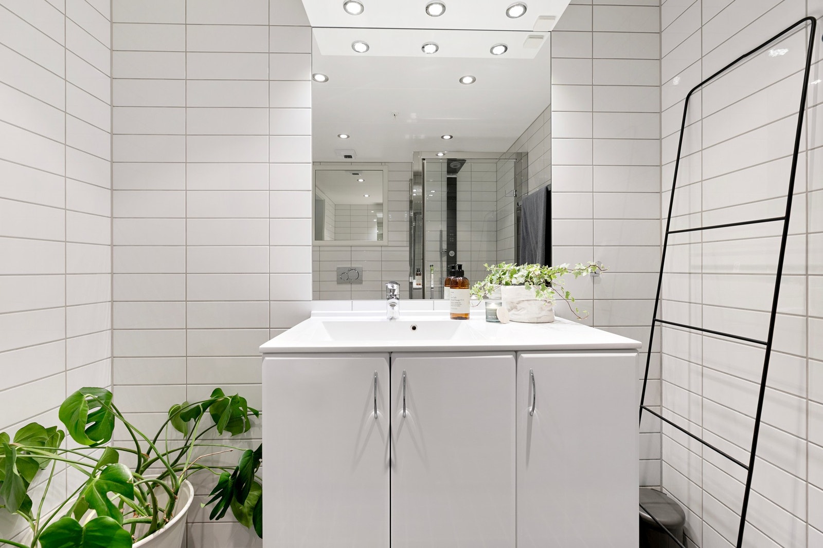 Baderom 1 - helfliset, lyst, pent og moderne Galleribilde