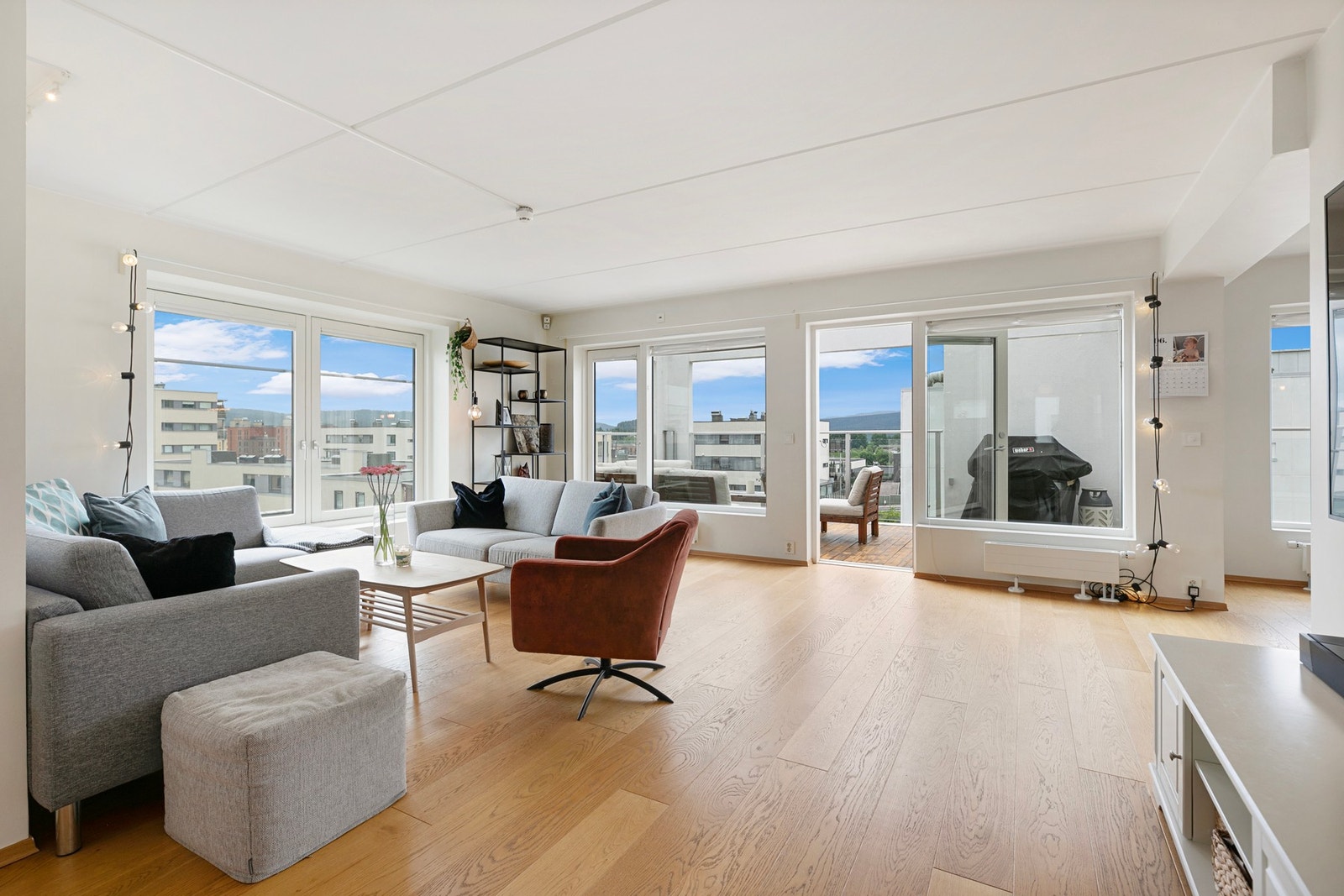 Velkommen til Søster Mathildes gate 16A, 6. etg. - PrivatMegleren Lillestrøm presenterer her en lys og pen 4 roms selveierleilighet i toppetasjen. Stor, solrik balkong på ca. 30 kvm. Garasjeplass i kjeller. Meget sentral beliggenhet Galleribilde