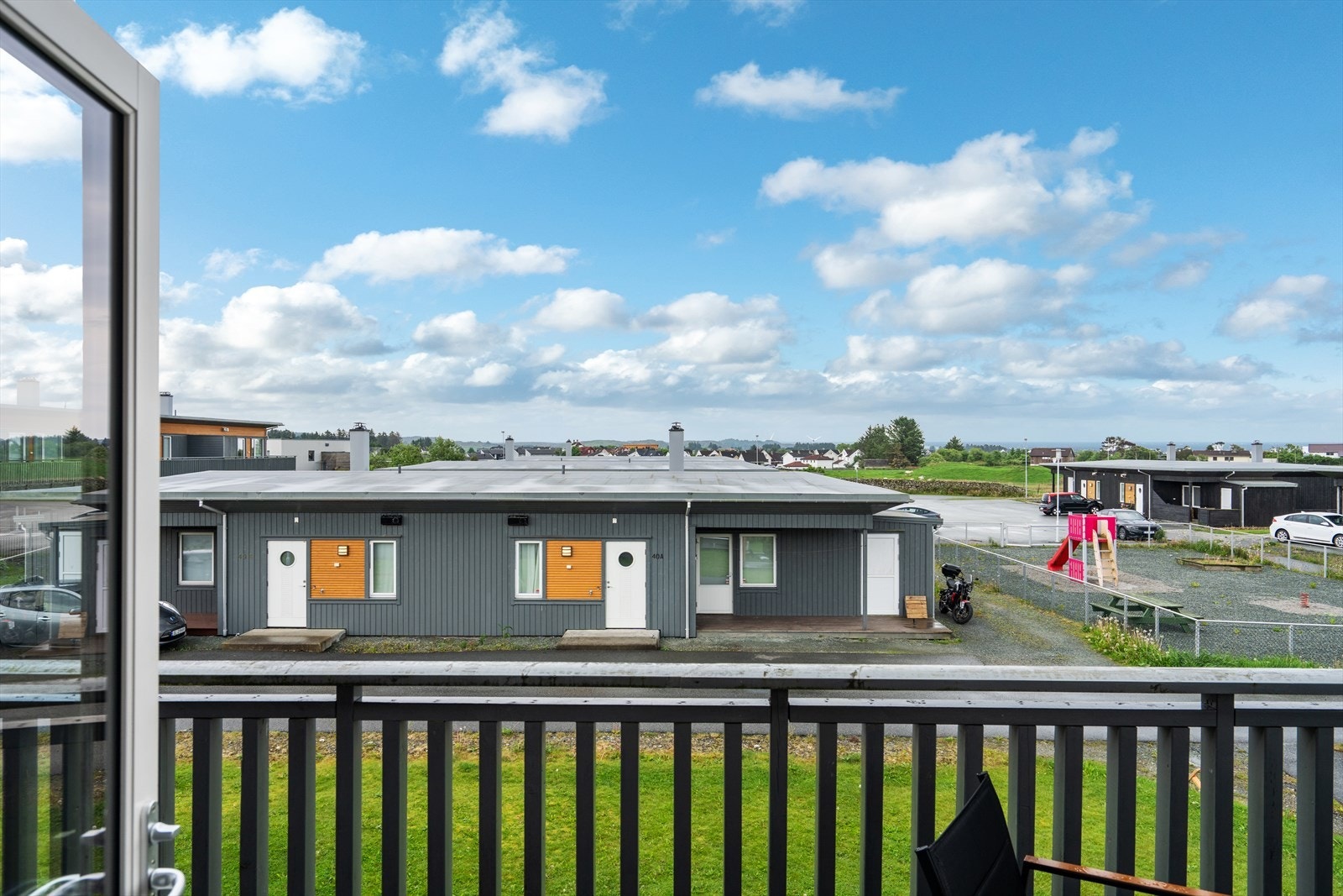 Fra balkongen er det utsyn over fellesområdene, som inkluderer en lekeplass for sameiets beboere. Galleribilde