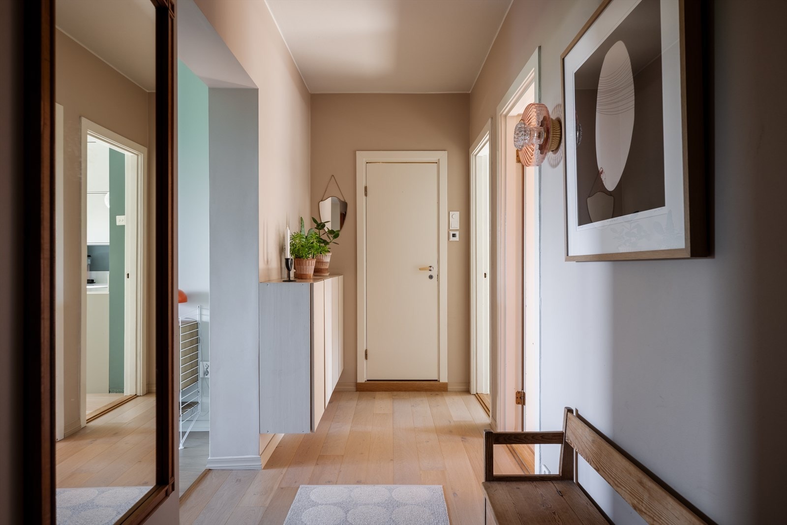 Veggflatene er malt i en lys beige nyanse som harmonerer flott med den lekre parketten på gulvet. Velkommen hjem! Galleribilde