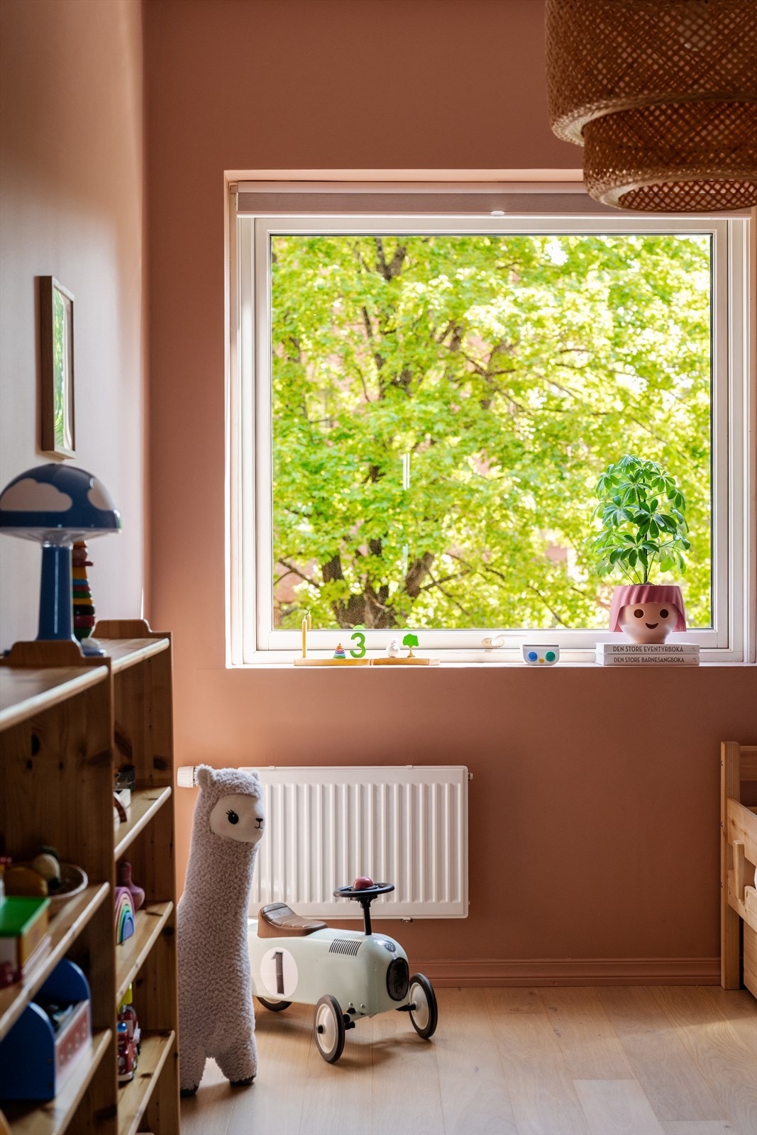 Rommet er malt i en fresh farge som skaper en flott kontrast til de grønne omgivelsene utenfor, og gir en frodig og innbydende atmosfære. Galleribilde