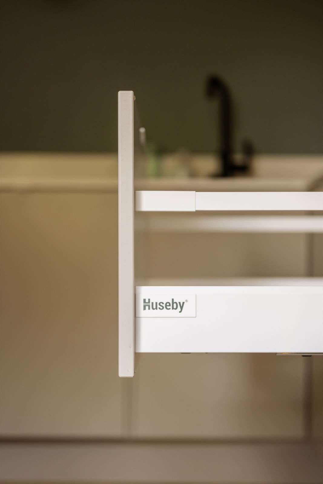 Kjøkkeninnredning fra Huseby med slette fronter. Galleribilde