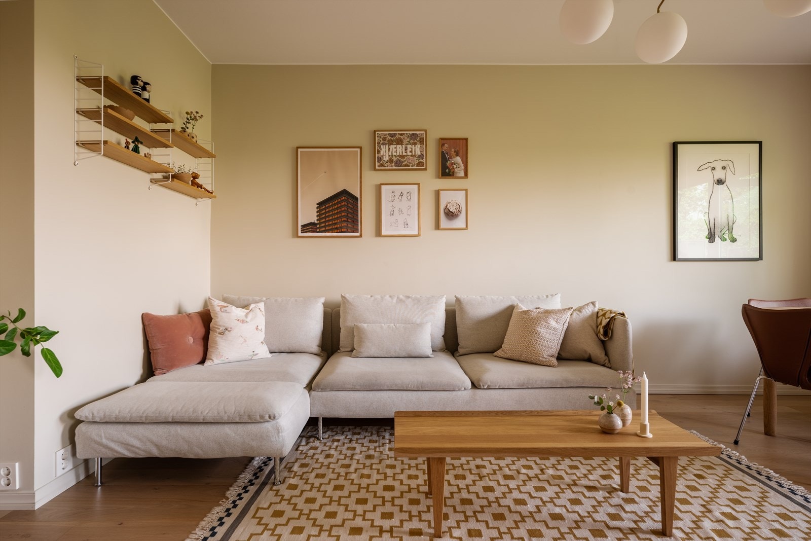 Stuen byr på naturlige soner med god plass til stor sofa. Veggene er malt i en behagelig lys tone som skaper en varm og innbydende atmosfære. Galleribilde