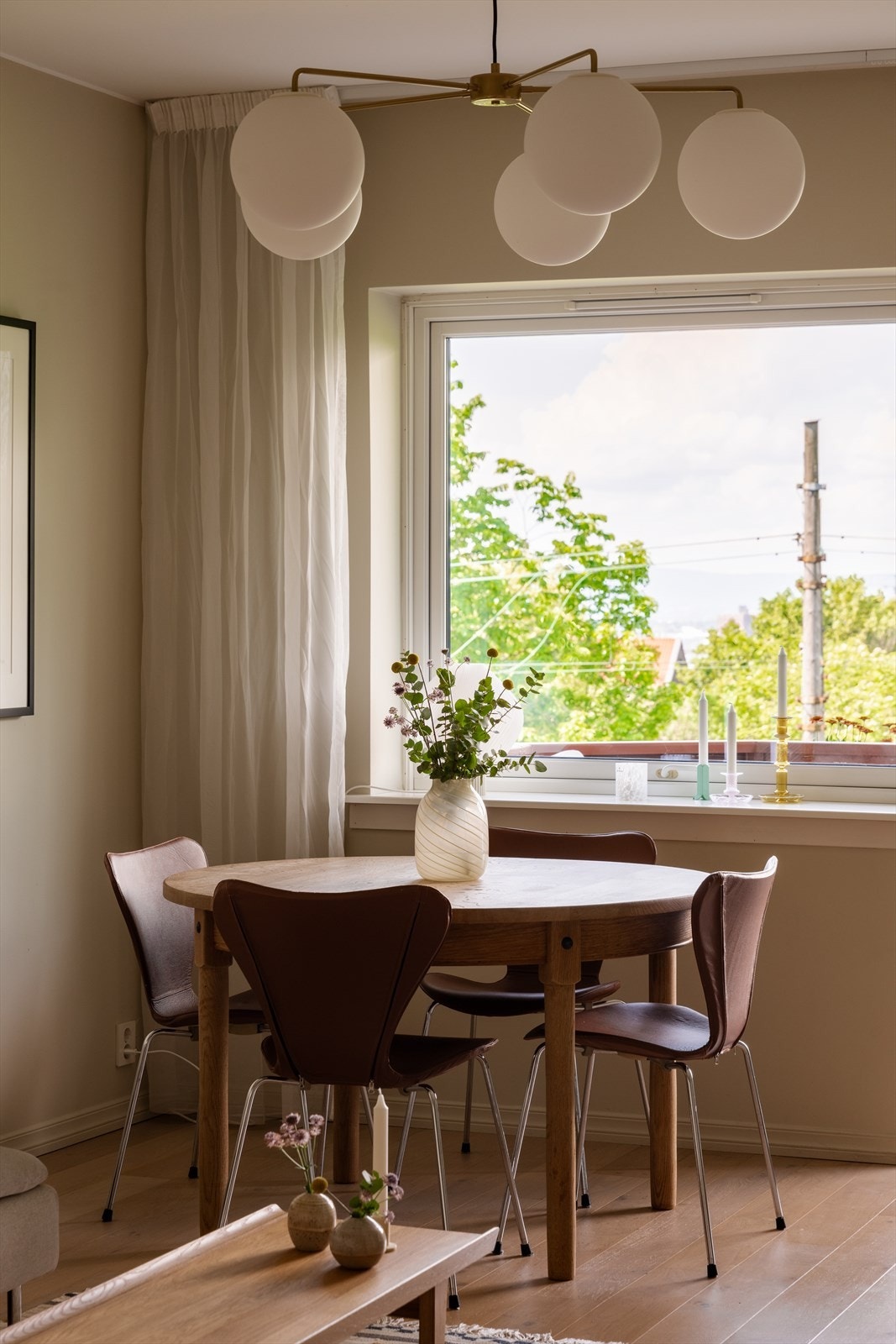 Naturlig plass til spisebord med rom for å samle familie og venner til hyggelige måltider. Galleribilde
