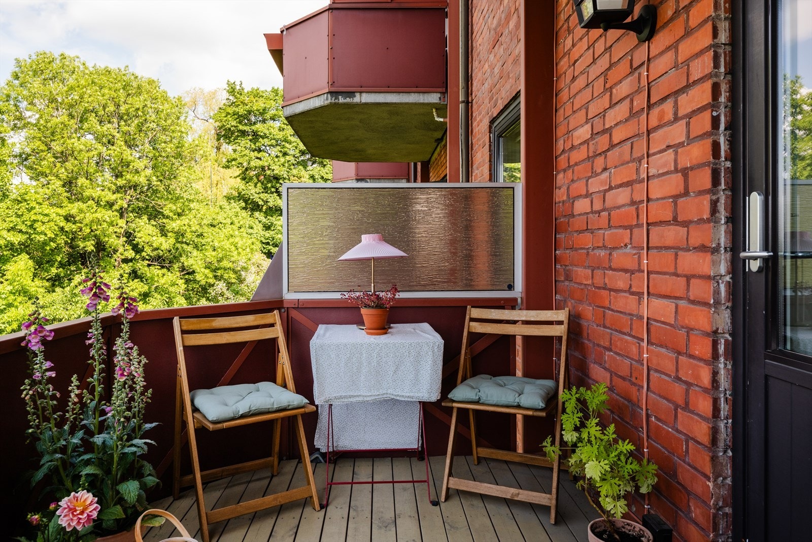 Det er også plass til en utendørs spisegruppe og frodige planter. Galleribilde